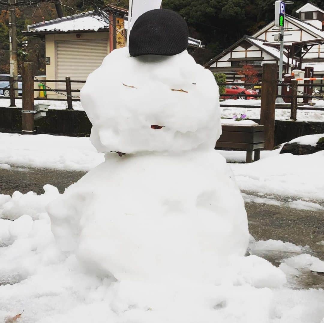 兵動大樹さんのインスタグラム写真 - (兵動大樹Instagram)「久しぶりに雪だるま見ました。 記念撮影しました。 昔話のかさじぞうの令和版のハンチング雪だるまにもしてみました。 #ハンチング雪だるま #お礼で今日の夜 #家の前にプレゼント届くかな？ #ただハンチングは回収しました。」12月15日 20時28分 - daiki.hyodo