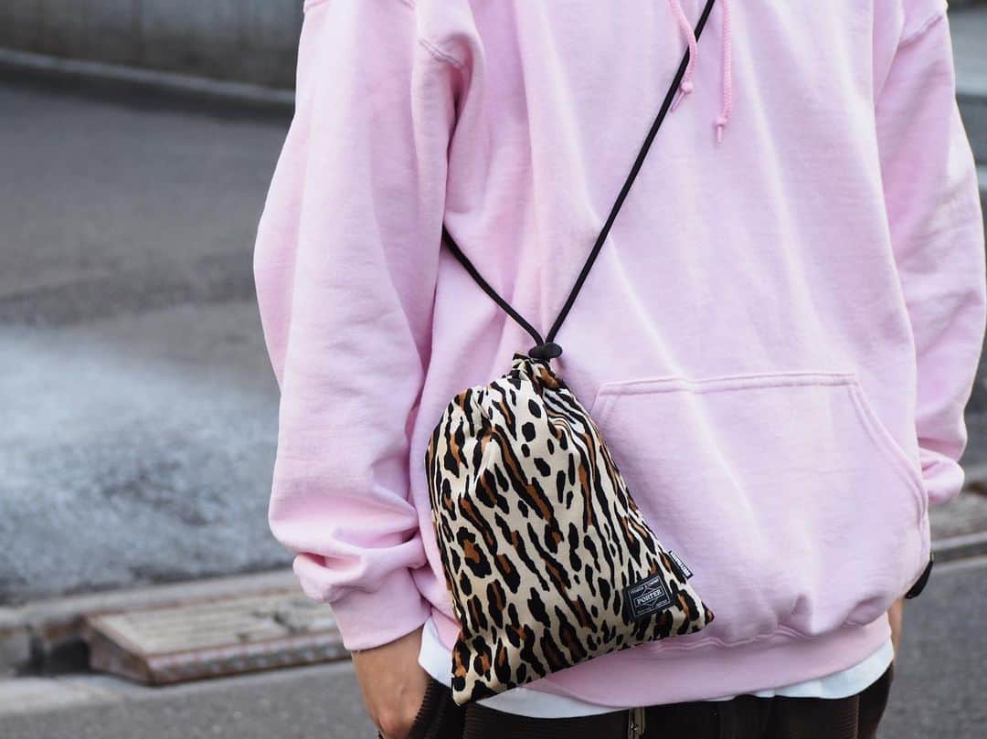B JIRUSHI YOSHIDAのインスタグラム：「【NEW ARRIVAL】 〈WACKO MARIA × PORTER〉 LEOPARD VELOUR SHOULDER POUCH ・ 毎シーズンご好評頂いております＜WACKO MARIA × PORTER＞のショルダーポーチ。今回はレザーとレオパード柄の2種類が入荷しました。 ・ レオパード柄の物はイタリアの老舗生地メーカー・Pontoglio社のベロア生地を採用。1883年創業の老舗生地メーカーならではの確かな技としっとりとした肌触りが楽しめます。 ・ 容量はロングウォレットやスマートフォンが入るいわばワンマイルバッグ。長めに設定されたショルダーストラップは、調節パーツが設けられ、あらゆるスタイルで楽しめる仕様です。 男女問わず休日用のバッグとしてオススメです。 ・ COLOR: BEIGE ¥11,000+TAX ・ #bjirushiyoshida #B印YOSHIDA #代官山 #daikanyama #TOKYO #BEAMS #ビームス #yoshidakaban #吉田カバン #ポーター  #porter #비지루시요시다 #도쿄 #다이칸야마 #빔스 #빔즈 #포터 #데일리룩 #백팩 #b印yoshidalineup #wackomaria #guiltyparties」