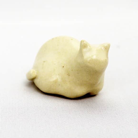 nocotoさんのインスタグラム写真 - (nocotoInstagram)「色んなポーズのコがいます。白猫さんの箸置きさん。 ひとつずつ表情があるので、セリフをつけたくなっちゃいます。2匹をセットにして木箱に入れる、ギフトセットも発売中🎁  #cat #catitem #伊藤満 #箸置き #ceramic」12月15日 20時29分 - nocoto_store