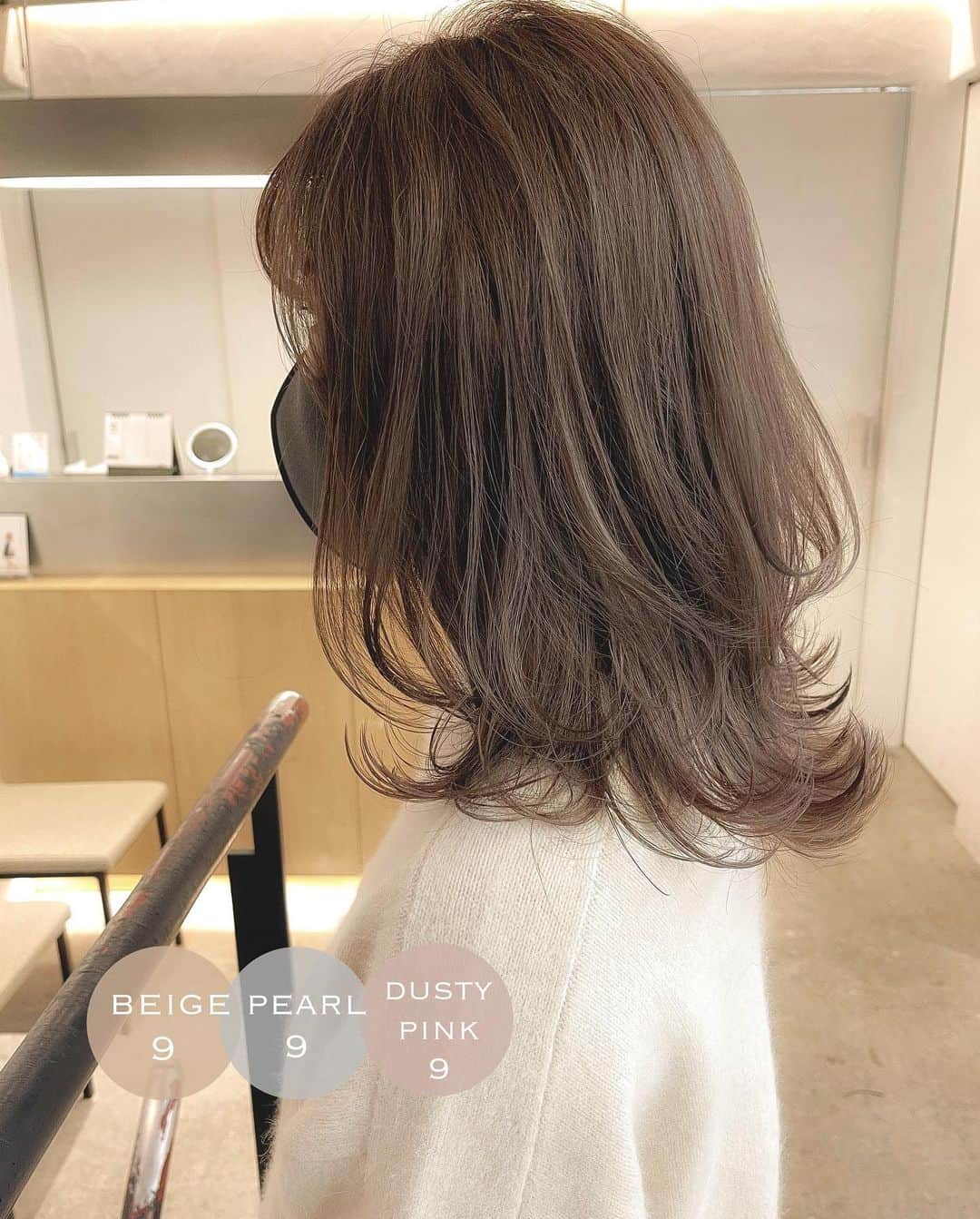 大木光のインスタグラム：「＊リアルサロンワーク swipe→#ヘアとメイクの関係性 .  cut  ゆったりラウンドレイヤー . ミディアムのレングスに肩上に落ちるレイヤーを入れ ふわっと柔らかな雰囲気を。 頭の丸みに合わせたレイヤーがまとまりやすくも動きを出してくれます。 . color ライトベージュ . くすみ感のある明るめベージュにダスティーピンクをほんのり入れる事で 肌馴染みも良くまろやかな色味に。 アイボリー系のニットともとても相性が良いですね！ . 目元に暖かみのあるカラーを合わせる事でヘアカラー、ファッションとのバランスも素敵に仕上がります♪ #rmsbeauty #スック #addiction #メイク好きな人と繋がりたい#ベージュカラー #ボブ #レイヤーカット #ボブレイヤー#ミディアムレイヤー #レイヤースタイル#グレージュ#キャメルベージュ」