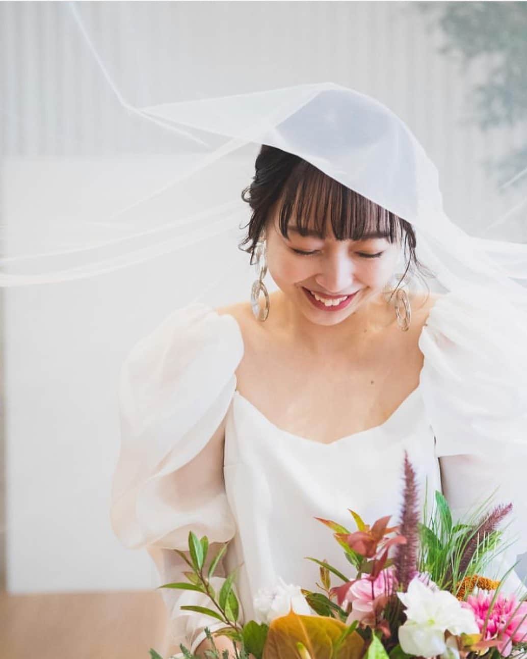 アトリエ・ド・マリアージュ ヘアメイク スタイリストのインスタグラム：「💐  @maison.premiere  @sophieetvoilatokyo  @maisondeblanche  @farver_conduit_official  @hayato_takami  @y___styleeee   #maisonpremiere #メゾンプルミエール #maisondeblanche #メゾンドブランシュ #sophieetvoilatokyo #wedding」