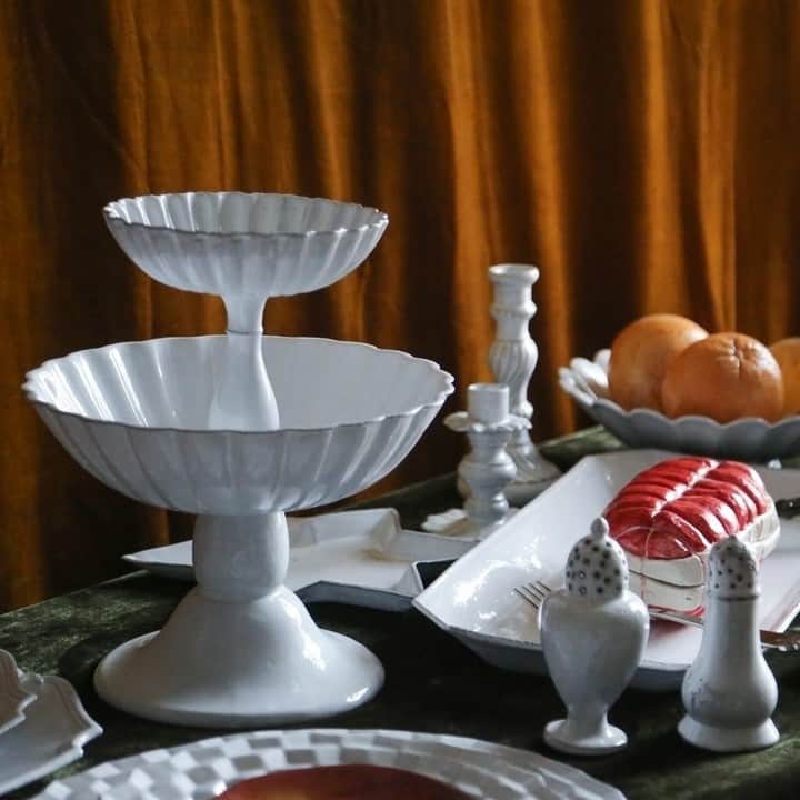 HPFRANCE　アッシュペーフランスさんのインスタグラム写真 - (HPFRANCE　アッシュペーフランスInstagram)「【H.P.DECO】 ASTIER de VILLATTE  「人の記憶から忘れられてしまった何かを見つけた時、私たちはまるで新しいものを発見したようにわくわくした気持ちになるのです。」そう語るのは、アスティエ・ド・ヴィラット @astierdevillatte のクリエイターであるブノワとイヴァン。パリで唯一の陶器メーカーとして1996年に創業しました。 白い陶器に用いられているパリ郊外で採掘された土は、パリ市内の工房で何度も練り、職人たちの手によりひとつひとつ形作られた後、窯で焼き上げていきます。まるで19世紀の工房のように、全ての器に土を捏ねた手のぬくもりを残しているのです。  ■取扱店舗 @hpdeco_aosando @hpdeco_marunouchi @hpdecofutakotamagawa @hpdeco_yokohama @hpdecofukuoka @boutique_kobe @destination_tokyo @hpfrance_bijoux 大阪店  ※特集ページはプロフィール欄のURLよりご覧頂けます。  #hpdeco #astierdevillatte #アスティエドヴィラット #madeinparis #art #陶器 #ceramics #tableware #lifestyle #暮らし #テーブルコーディネート #interior #インテリア #homedecor  #hpfrance #アッシュペーフランス #クリエイションが人を豊かにする」12月15日 20時31分 - hpfrance_official