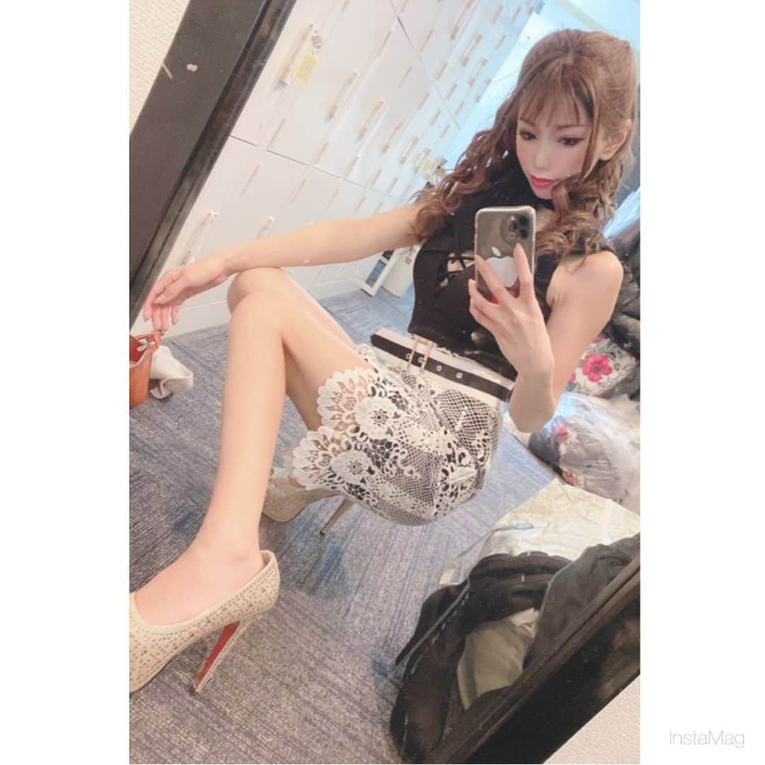 あゆかのインスタグラム：「久々にこのドレス👗 ドレス頼んだのに、 来年再入荷だったらしくて ショックー🤯 今日もがんばります🥰  .  .  #千葉キャバクラ#千葉富士見キャバ嬢#千葉富士見町キャバ嬢#千葉富士見キャバクラ#arドレス#ジュエルズドレス#オンラインキャバクラ#ファッション好きな人と繋がりたい#ヘアメイク#お家スタイル#息してる？#followｍe4 #follow4like#followtrain」