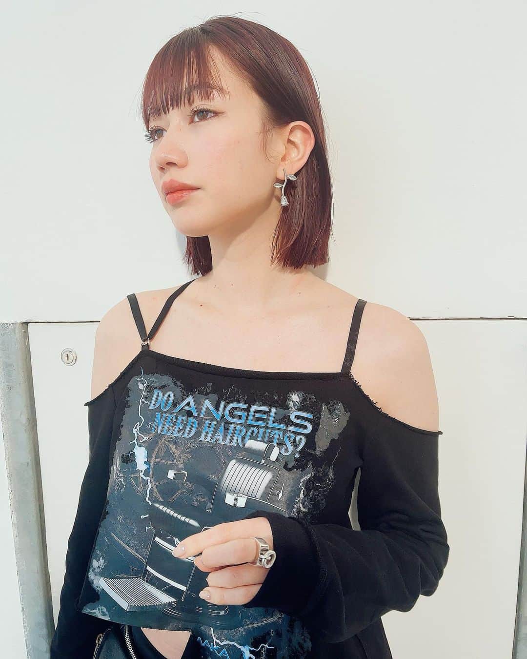 山本ソニアのインスタグラム：「new hair 💜🤍💙🖤  ピンクブラウンなカラーがタイプ🤎💗💜🤍  #ピンクヘアー #ヘアカラー  #ボブ #haircolor #newhair #pinkhair  #ボブアレンジ  #パープルヘアー  #haircut  #冬カラー」