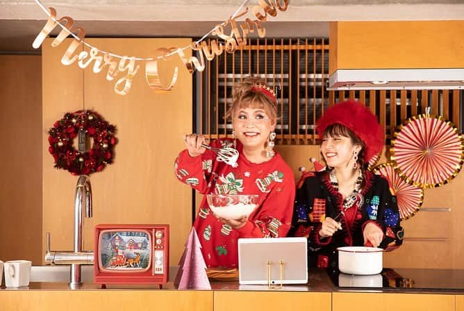 ぺえさんのインスタグラム写真 - (ぺえInstagram)「ウチらの本気クリスマス🎅🌺 #ド派手クリスマス#本気クリスマス #クリスマスまであと10日らしいよ #皆さんはどこで過ごしますか #クリスマスだから絶対はじけろなんて義務はないし #今までどちらかと言うとキラキラしたクリスマスを側から見ていたタイプの私 #だけど今年はマスクで顔を覆う日々だったし #メイクも思いっきり楽しめなかった #だからこそ勇気を出して顔も心もきらめきたい #メイクはいつも以上にキラキラに気合を入れて #室内だからこそ#いつも以上に大胆になって #思いのままのクリスマスファッションで楽しんでみました #完全にぺえ色に染められた古川優香 #いつも2人でいる時はすっぴんでぐーたらしてるけど #たまには本気出しても楽しいね #今年は大変な一年だったから頑張った自分を12月最後はたくさん褒めてあげてね #自分で自分を褒められないあなたには私が代わりにたくさん褒めてあげます #この一年よく踏ん張りました#あんたは偉い #よく頑張った #もうすぐ今年も終わるから自分の居心地のいい過ごし方をしてください #自分が一番心休まるクリスマスや年末年始を #エアビーでクリスマス #Airbnb#エアビー#PR」12月15日 20時35分 - peey