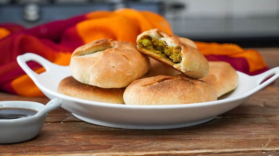 Archana's Kitchenさんのインスタグラム写真 - (Archana's KitchenInstagram)「Here is a lip smacking recipe of a Baked Matar Kachori which has crisp crust filled with spicy peas filling which you must absolutely try. Serve it as an evening snack along with tamarind chutney or green chutney. Get the recipe from the smart.bio link in my profile @archanaskitchen . . . . . . . . #recipes #easyrecipes #snacks #teatime #teatimesnacks #archanaskitchen #energyballs #spirulina #ragiballs #dryfruits #energyballsnacks #cheesecake #healthyeating #eatfit #cooking #food #healthyrecipes #foodphotography #recipeoftheday #comfortfood #deliciousfood #monsoonsnacks」12月15日 20時39分 - archanaskitchen