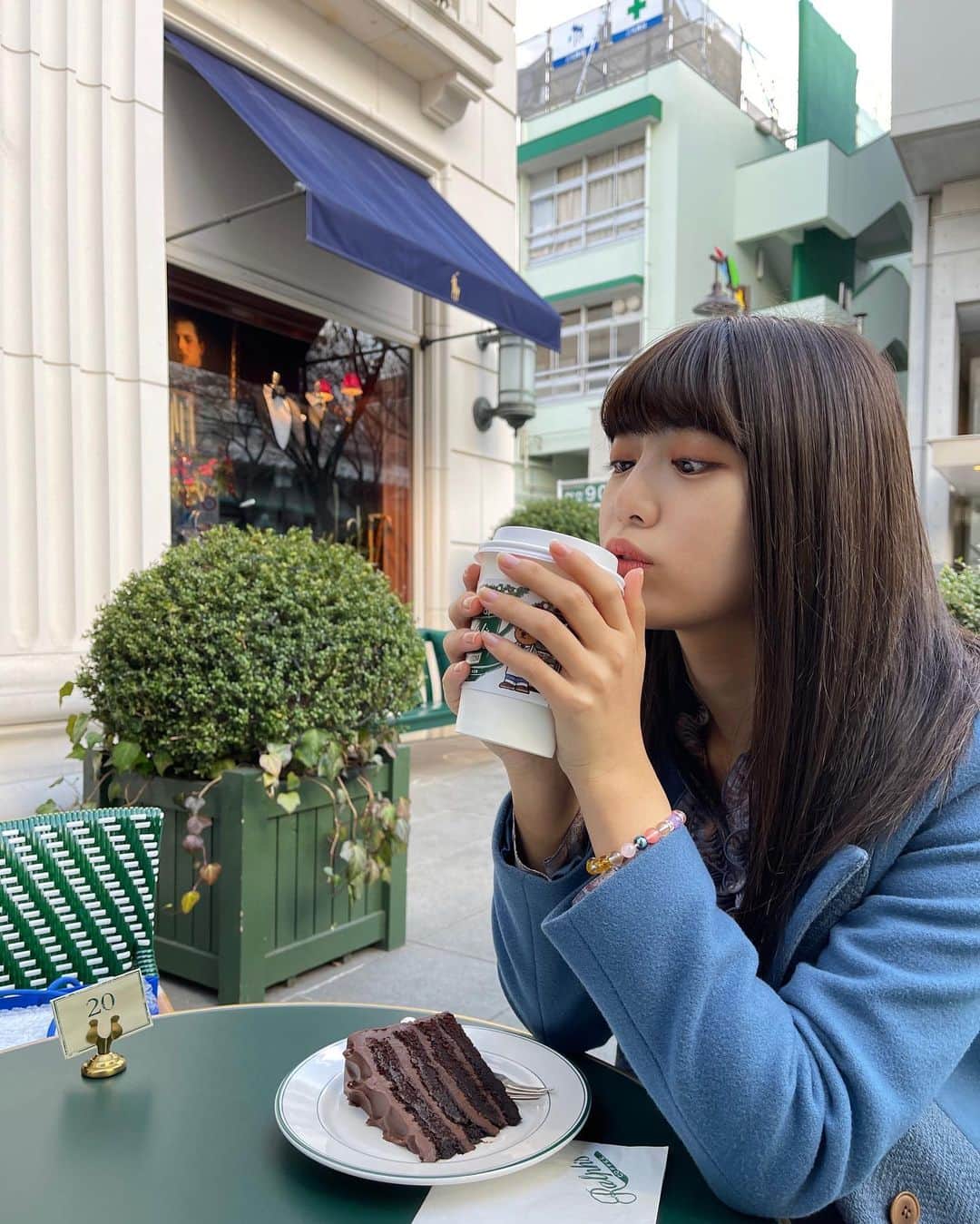吉田莉桜さんのインスタグラム写真 - (吉田莉桜Instagram)「久しぶりにカフェ☕️ ・ ・ そして、とりあえず寒い。 ほんとに寒い。 ・ ・ クリスマスも近くなってきてますね。 #カフェ巡り #表参道カフェ #久しぶり」12月15日 20時50分 - yoshida_rio_official