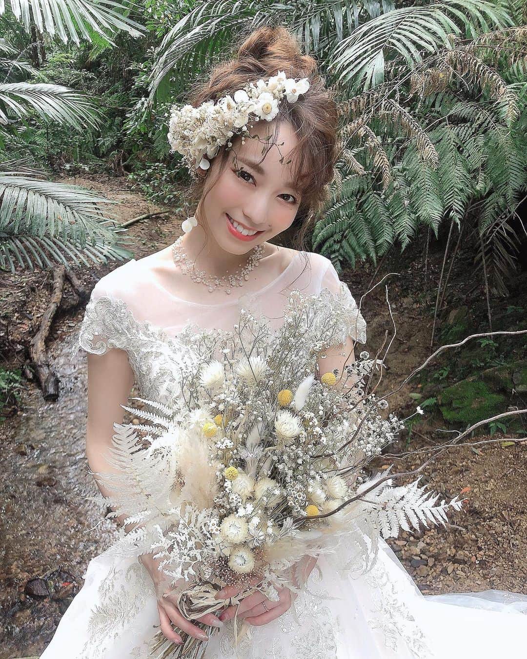 白岩まちこのインスタグラム：「≫≫👰🏼... 𝘞𝘦𝘥𝘥𝘪𝘯𝘨 𝘗𝘩𝘰𝘵𝘰  ㅤㅤㅤㅤㅤㅤㅤㅤㅤㅤㅤㅤㅤ 今日は私の前撮り写真を紹介っ🙊❤️ㅤㅤㅤㅤㅤㅤㅤㅤㅤㅤㅤㅤㅤ  わたしの前撮りは沖縄で...🌺 ㅤㅤㅤㅤㅤㅤㅤㅤㅤㅤㅤㅤㅤ ㅤㅤㅤㅤㅤㅤㅤㅤㅤㅤㅤㅤㅤ  💍𝘱𝘩𝘰𝘵𝘰  @luana_wedding.by_rabichepow ㅤㅤㅤㅤㅤㅤㅤㅤㅤㅤㅤㅤㅤ  ㅤㅤㅤㅤㅤㅤㅤㅤㅤㅤㅤㅤㅤ 今までもドレスを着て沢山撮影していただいたけど、 自分の本当の前撮り撮影となると その喜びもひとしお...🥺💓 ㅤㅤㅤㅤㅤㅤㅤㅤㅤㅤㅤㅤㅤ ㅤㅤㅤㅤㅤㅤㅤㅤㅤㅤㅤㅤㅤ  こんなの撮りたいっていうこだわりも出て、 なんと6パターンも撮ってもらった🥺！(撮りすぎww) ㅤㅤㅤㅤㅤㅤㅤㅤㅤㅤㅤㅤㅤ  ㅤㅤㅤㅤㅤㅤㅤㅤㅤㅤㅤㅤㅤ  沢山ワガママ聞いてもらって 最高な撮影になりました😭❤️ ㅤㅤㅤㅤㅤㅤㅤㅤㅤㅤㅤㅤㅤ ㅤㅤㅤㅤㅤㅤㅤㅤㅤㅤㅤㅤㅤ ㅤㅤㅤㅤㅤㅤㅤㅤㅤㅤㅤㅤㅤ まずは1スタイル目📸 ㅤㅤㅤㅤㅤㅤㅤㅤㅤㅤㅤㅤㅤ ㅤㅤㅤㅤㅤㅤㅤㅤㅤㅤㅤㅤㅤ 森でボリュームたっぷりのドレス🧚🏻‍♀️✨  ㅤㅤㅤㅤㅤㅤㅤㅤㅤㅤㅤㅤㅤ オーダーは、顔にかかるぐらい でっかいヘアアクセサリーをつけたい❤️ということだけ。 ㅤㅤㅤㅤㅤㅤㅤㅤㅤㅤㅤㅤㅤㅤㅤㅤㅤㅤㅤㅤㅤㅤㅤ ㅤㅤㅤㅤㅤㅤㅤㅤㅤㅤㅤㅤㅤ わたしのふんわりしたオーダーを聞いて イメージに合わせたヘッドアクセを作ってくれて、 それに合うブーケとブートニアも作ってもらいました😭💐✨ ㅤㅤㅤㅤㅤㅤㅤㅤㅤㅤㅤㅤㅤ ㅤㅤㅤㅤㅤㅤㅤㅤㅤㅤㅤㅤㅤ ㅤㅤㅤㅤㅤㅤㅤㅤㅤㅤㅤㅤㅤ ほんま可愛すぎへんか...🤦🏻‍♂️❤️ ㅤㅤㅤㅤㅤㅤㅤㅤㅤㅤㅤㅤㅤ ㅤㅤㅤㅤㅤㅤㅤㅤㅤㅤㅤㅤㅤㅤㅤㅤㅤㅤㅤㅤㅤㅤㅤㅤㅤㅤ  関わってくださった皆さま 本当にありがとうございました😭❤️ ㅤㅤㅤㅤㅤㅤㅤㅤㅤㅤㅤㅤㅤ ㅤㅤㅤㅤㅤㅤㅤㅤㅤㅤㅤㅤㅤ  𝘏𝘢𝘪𝘳  @rabichepow.chihiro 𝘈𝘤𝘤𝘦𝘴𝘴𝘰𝘳𝘺  @carrot.cake_rabichepow ㅤㅤㅤㅤㅤㅤㅤㅤㅤㅤㅤㅤㅤ ㅤㅤㅤㅤㅤㅤㅤㅤㅤㅤㅤㅤㅤ ㅤㅤㅤㅤㅤㅤㅤㅤㅤㅤㅤㅤㅤ 𝘤𝘢𝘮𝘦𝘳𝘢　　  @masamunemaeda   @natsuna.__  ㅤㅤㅤㅤㅤㅤㅤㅤㅤㅤㅤㅤㅤ ㅤㅤㅤㅤㅤㅤㅤㅤㅤㅤㅤㅤ  このチームやから成し得た撮影スケジュール。 ㅤㅤㅤㅤㅤㅤㅤㅤㅤㅤㅤㅤㅤ ㅤㅤㅤㅤㅤㅤㅤㅤㅤㅤㅤㅤㅤ ㅤㅤㅤㅤㅤㅤㅤㅤㅤㅤㅤㅤㅤ  私が撮りたいパターンと、沖縄での滞在時間が 完全に見合ってなくて(12：30入りで17:00のサンセットで終了という有り得ないタイムスケジュール。笑笑)  ㅤㅤㅤㅤㅤㅤㅤㅤㅤㅤㅤㅤㅤ ㅤㅤㅤㅤㅤㅤㅤㅤㅤㅤㅤㅤㅤ 現地を知ってるカメラマンさんの 完璧なタイムスケジュールとエスコートとカメラ力。 ㅤㅤㅤㅤㅤㅤㅤㅤㅤㅤㅤㅤㅤ ㅤㅤㅤㅤㅤㅤㅤㅤㅤㅤㅤㅤㅤ ㅤㅤㅤㅤㅤㅤㅤㅤㅤㅤㅤㅤㅤ そして何パターンも撮影したいという私のワガママを叶えてくれたちぃさんの手技。 ( 途中巻き直しが出来ないから、それを見据えたアレンジ構成と適応力 )ㅤㅤㅤㅤㅤㅤㅤㅤㅤㅤㅤㅤ ㅤㅤㅤㅤㅤㅤㅤㅤㅤㅤㅤㅤㅤ ㅤㅤㅤㅤㅤㅤㅤㅤㅤㅤㅤㅤㅤ ㅤㅤㅤㅤㅤㅤㅤㅤㅤㅤㅤㅤㅤ 絶対他では撮れない素敵な写真になった自信がある🥺💓  ㅤㅤㅤㅤㅤㅤㅤㅤㅤㅤㅤㅤㅤ  リゾートウェディングが好きな子。  ㅤㅤㅤㅤㅤㅤㅤㅤㅤㅤㅤㅤㅤ ㅤㅤㅤㅤㅤㅤㅤㅤㅤㅤㅤㅤㅤ 一生の思い出になるフォトウェディングを 最高の技術を持ったプロに撮ってもらいたい子。  ㅤㅤㅤㅤㅤㅤㅤㅤㅤㅤㅤㅤㅤ ㅤㅤㅤㅤㅤㅤㅤㅤㅤㅤㅤㅤㅤ  自分にとって大切な日を誰にお願いするかって本当重要やと思うけど、私自身、このチームにお願いして本当に良かったと思ったから、みんなにも心からオススメする😘✨ ㅤㅤㅤㅤㅤㅤㅤㅤㅤㅤㅤㅤㅤ  結婚式の参考にしたいというメッセージを沢山いただいてるから、同じようなアングルでも とりあえずMax枚数アップしとくね✨ ㅤㅤㅤㅤㅤㅤㅤㅤㅤㅤㅤㅤㅤ ㅤㅤㅤㅤㅤㅤㅤㅤㅤㅤㅤㅤㅤ ㅤㅤㅤㅤㅤㅤㅤㅤㅤㅤㅤㅤㅤ  これから前撮り控えてる子の参考になったら嬉しいなぁ😆🎶 ㅤㅤㅤㅤㅤㅤㅤㅤㅤㅤㅤㅤㅤ ㅤ ㅤㅤㅤㅤㅤㅤㅤㅤㅤㅤㅤㅤㅤㅤㅤㅤㅤㅤㅤㅤㅤㅤㅤㅤㅤ まだまだ沢山写真あるから付き合ってね🤨！？ㅤㅤㅤㅤㅤㅤㅤㅤㅤㅤㅤㅤㅤ ㅤㅤㅤㅤㅤㅤㅤㅤㅤㅤㅤㅤㅤ  ㅤㅤㅤㅤㅤㅤㅤㅤㅤㅤㅤㅤㅤ  #結婚式準備#フォトウェディング #ウェディングフォト#プレ花嫁#プレ花嫁準備 #前撮り#後撮り#関西花嫁#関西プレ花嫁 #リゾートウェディング#花嫁準備#ドレス前撮り #洋装前撮り#沖縄#プレ花嫁さんと繋がりたい#前撮りヘア#沖縄リゾートウェディング#前撮り写真 #marry花嫁#プレ花嫁2020  #結婚式ヘアアレンジ #ウェディング撮影 #ブライダルフォト#ウェディング #ウェディングヘア #ヘアアクセ#結婚式#ヘッドアクセ #ブライダル」