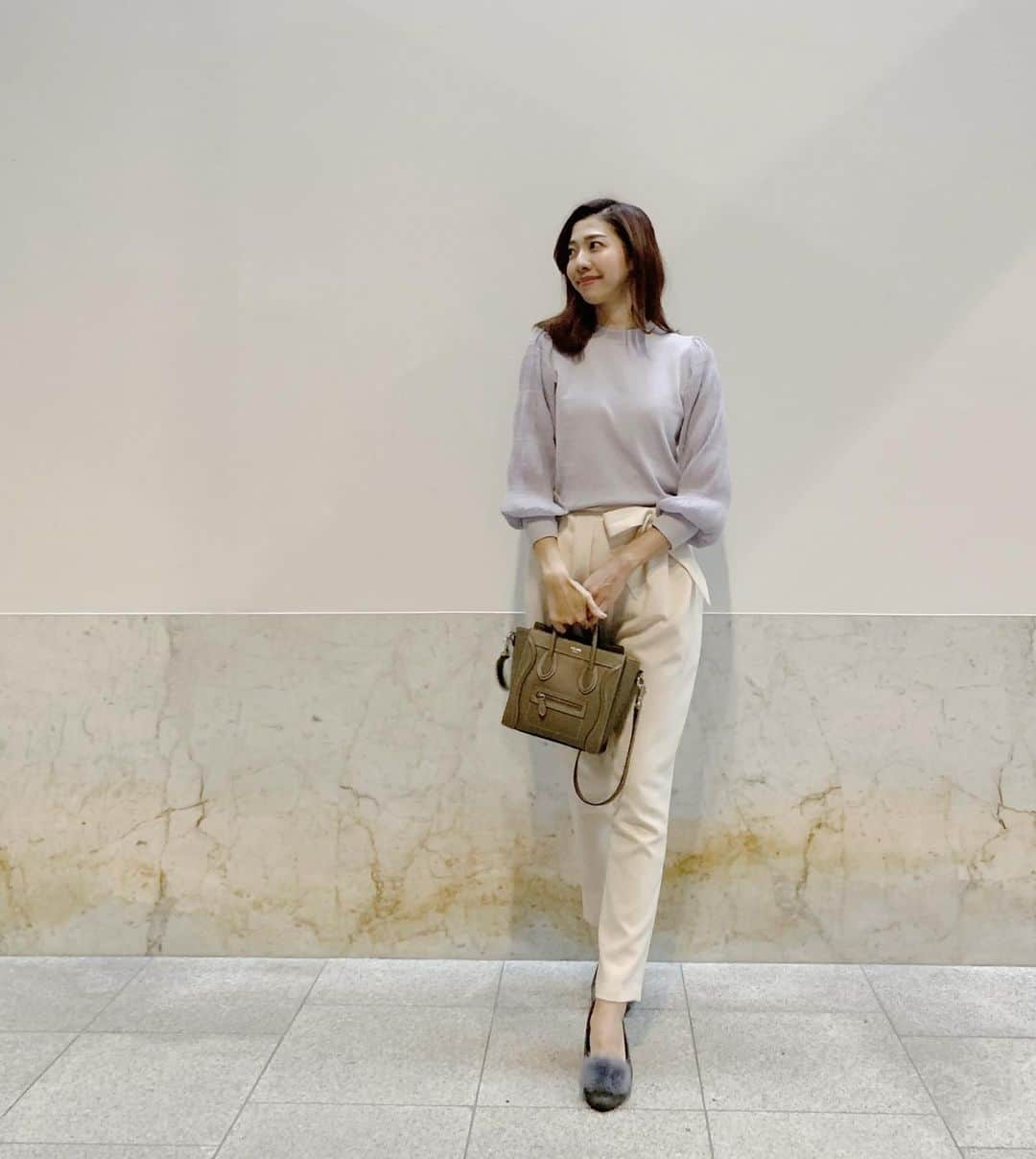 青山美沙子のインスタグラム：「#coordinate ♡﻿ ﻿ ﻿ knit・・ @feerichelu  pants・・ @snidel_official  shoes・・ 韓国で購入﻿ bag・・ @celine  ﻿ ﻿ ﻿ ﻿ @feerichelu  のボリューム袖が今年っぽくてお気に入り♡﻿ 最近モノトーンばかり着ていたので、﻿ ブラックと迷ったけどラベンダーにしました☺︎♡﻿ ﻿ ﻿ ﻿ ﻿ 肩幅が地味にあるので、あまりボリュームがあり過ぎるとバランスが悪いから﻿ これくらいのふんわり感がちょうどよかった！﻿ ﻿ ﻿ ﻿ ﻿ ﻿ ﻿ ﻿ ﻿ ﻿ #コーディネート#アラサーコーデ#アラサー女子コーデ#ボリューム袖ニット#ラベンダーニット#ペールトーンコーデ#袖ボリューム#袖ボリュームニット#バンツコーデ#ピンク系コーデ#パンツコーデ#セリーヌラゲージ#セリーヌラゲージナノ#セリーヌスリ#アラサーファッションコー#165cm#165cmコーデ#大人かわいいコーデ#大人可愛いコーディネート#コーデ記録#コーデ記録#コーデ部#スナイデル#snidel#フェリーシェル #feerichelu」