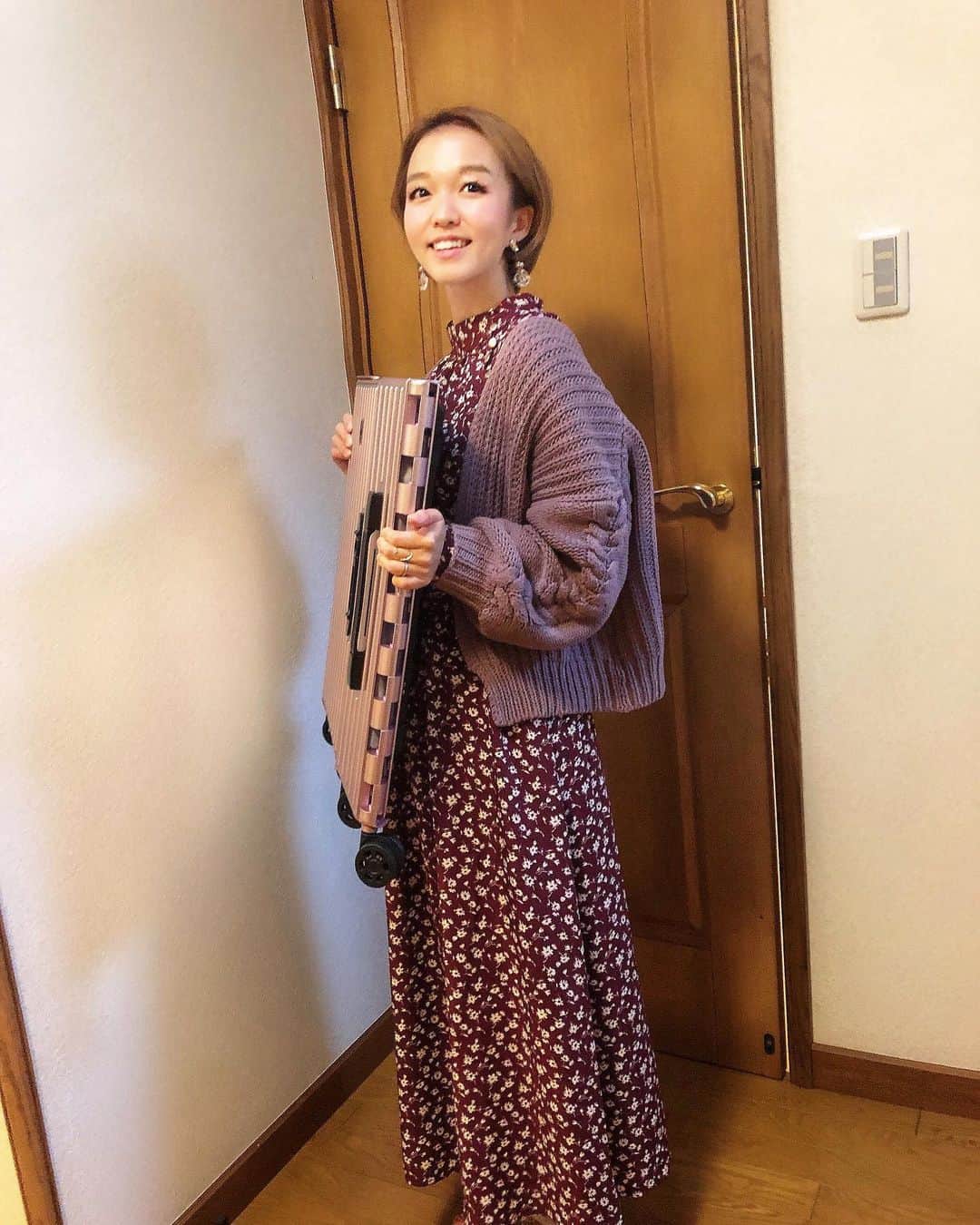 のインスタグラム：「世界初の折り畳み可能なキャリーケース　@and.flat  6色展開のなか、私はピンクをチョイス💖 こんなうすーく折りたためるので収納らくらく🥺 家具の間にすっとしまえるのがありがたい😭❣️  そして、組み立ても楽チンで、器具も不要‼️ 世界最薄ってことは、中身が心配…なんて方もいると思うのですが、頑強なポリカーボネイトを使用、表面にリブ加工を加えることでさらに耐久性をアップ✊  ビル３階以上の高さからの落下テストをクリアした高い耐久性を持っています✈️  おうちでスーツケースってかなり邪魔ものですよね笑 見た目もデザインも可愛いし、キャスターも静かな音で出張の多い方にもおすすめ❣️  はやく旅行にいけるようにならないかな😍  #andflat #折りたたみスーツケース #PR #世界最薄 #スーツケース #キャリーケース  #収納アイデア  #収納術  #旅行好きな人と繋がりたい  #ママ #男の子ママ #男の子ママと繋がりたい  #生後10ヶ月  #新米ママ #新米ママと繋がりたい  #0歳児 #東京女子部 #読モ #読者モデル #フォロワー募集中」