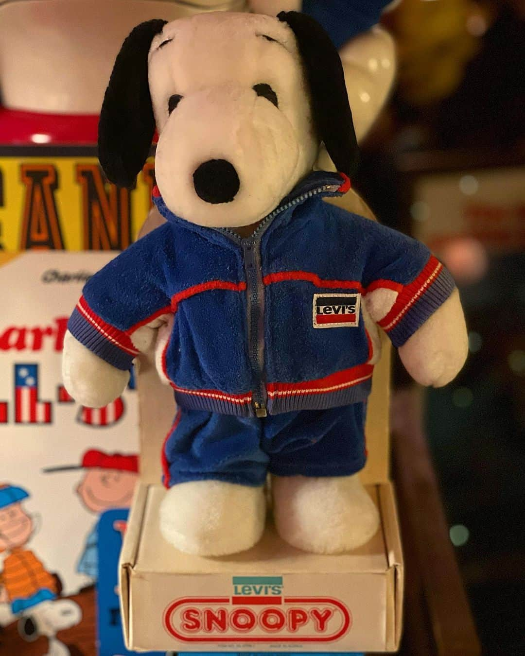 大川知英のインスタグラム：「84's Los Olympic levi's Snoopy plush doll 🚬 ロスオリンピックの時の記念で作られた ベロア素材のジャージ着たスヌーピー台座付き🤡 ヘアバンドはないけど台座がイカしてる👨🏾 ピンバッジも付いててリーバイス好きの僕は ずっぽしできてやすらぎ~upi-❗️💩 #losolympic #levis#snoopy#plushdoll  #84s#記念品#ベロアジャージ #リーバイス好きは飾りたくなる #ずっぽし#upi#台座付き#amecaiboys #takatsubase#アメトイ部#captain」