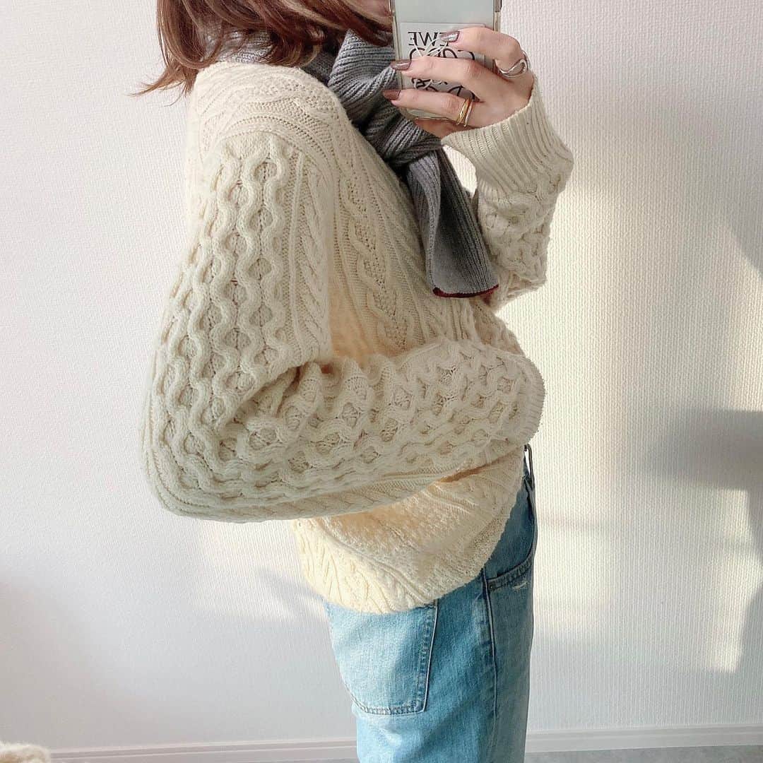 shieさんのインスタグラム写真 - (shieInstagram)「ㅤㅤㅤㅤㅤㅤㅤㅤㅤㅤㅤ  UNIQLO去年のメンズのケーブルニット、最強に可愛いんだよ✨  今年出てるのより可愛い←  他のカラーも買っておけばよかった🥺🥺  大事に着てる1枚💓💓  #ケーブルクルーネックセーター  #スラウチテーパードアンクルジーンズ / #UNIQLO #ユニクロコーデ  #マフラー / #LOEWE #上下ユニクロ部 #ユニクロニット族 #ユニクロデニム族 #ハイウエストデニム #ケーブルニット」12月15日 20時45分 - shiiii0125