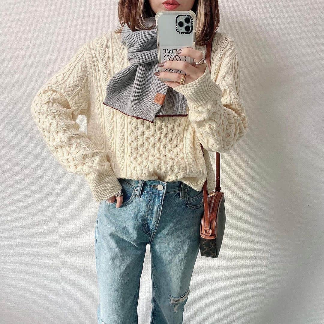 shieさんのインスタグラム写真 - (shieInstagram)「ㅤㅤㅤㅤㅤㅤㅤㅤㅤㅤㅤ  UNIQLO去年のメンズのケーブルニット、最強に可愛いんだよ✨  今年出てるのより可愛い←  他のカラーも買っておけばよかった🥺🥺  大事に着てる1枚💓💓  #ケーブルクルーネックセーター  #スラウチテーパードアンクルジーンズ / #UNIQLO #ユニクロコーデ  #マフラー / #LOEWE #上下ユニクロ部 #ユニクロニット族 #ユニクロデニム族 #ハイウエストデニム #ケーブルニット」12月15日 20時45分 - shiiii0125