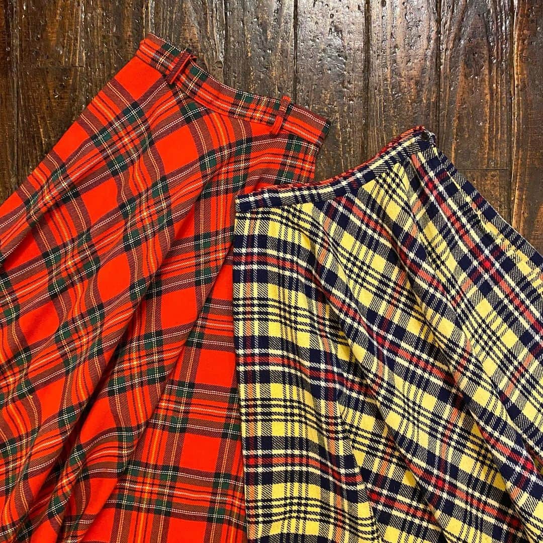 NUTTY Vintage&Collectibleのインスタグラム：「NUTTY 堀江本店 ㅤㅤㅤㅤㅤㅤㅤㅤㅤㅤㅤㅤㅤ 🇺🇸NEW ARRIVAL🇺🇸 in USA ㅤㅤㅤㅤㅤㅤㅤㅤㅤㅤㅤㅤㅤ ☑︎ vtg 70's tartan check long skirt ㅤㅤㅤㅤㅤㅤㅤㅤㅤㅤㅤㅤㅤ  70年代らしいプレイフルなカラーリングのチェックスカートが明日入荷致します＊ ㅤㅤㅤㅤㅤㅤㅤㅤㅤㅤㅤㅤㅤ 定番の赤いタータンチェックに 優しい雰囲気のレモン色のタータンチェック どちらも可愛らしいデザインではありますが ロングなので落ち着いた印象に＊ ㅤㅤㅤㅤㅤㅤㅤㅤㅤㅤㅤㅤㅤ バイヤー選りすぐりの アメリカより買い付けたばかりのNEWアイテムは メンテナンス後、順次お出ししております！  SNS掲載アイテムは通販も可能ですので お気軽にお問い合わせ下さい💌  NUTTYで今冬のお洒落を お楽しみいただけますように…♡  🛒VINTAGE ONLINE STOREにてお買い求めいただけます🛒  5%OFFクーポンコード【shop120thx3】(~12/25迄)  ------------------------------------ 🛍NUTTY通販について🛍 ------------------------------------- ＜ONLINE STORE＞ VINTAGE▶︎http://nutty.theshop.jp/ USED SELECT▶︎https://nuttyselect.official.ec/ （プロフィールページURLよりjump🕊） ㅤㅤㅤㅤㅤㅤㅤㅤㅤㅤㅤㅤㅤ ＜VIDEO CHAT SHOPPING＞ テレビ電話をお繋ぎして、リアルタイムでご案内いたします。詳細は過去の投稿をご覧ください。」