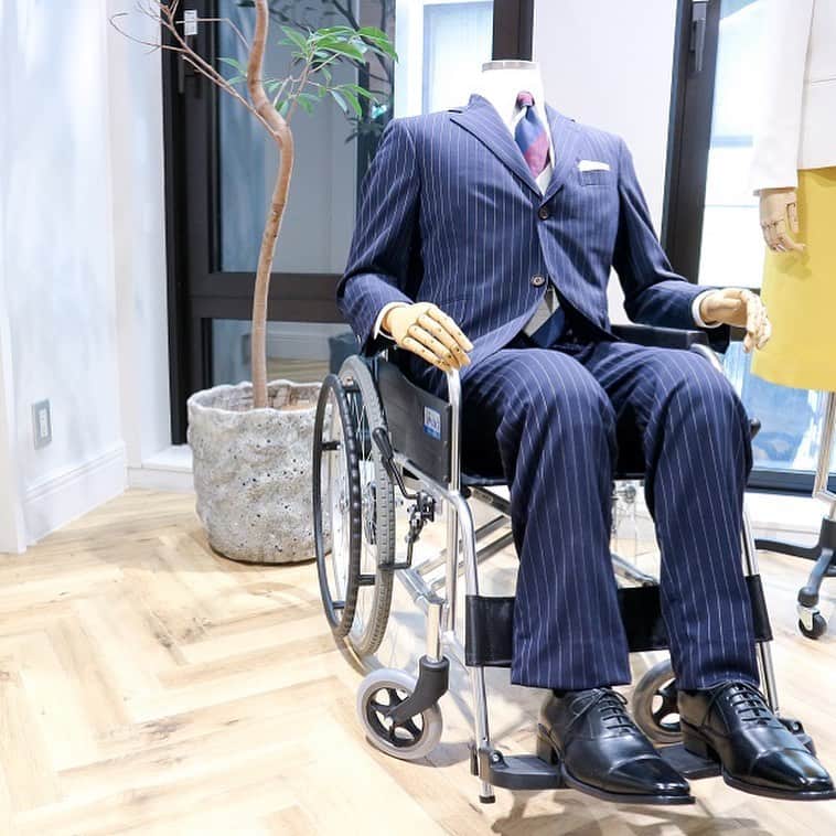 soarさんのインスタグラム写真 - (soarInstagram)「車椅子ユーザーがスーツ着用時に受ける様々な不満を「オーダー」という形で解決した、花菱縫製株式会社の車椅子利用者向けスーツ👔👞 「花菱のスーツは着るだけでおしゃれに見えるし、着心地がよくて、楽に動けるのがお気に入りです。車椅子仲間からも『それはどこのスーツ？』と必ず聞かれるんですよ」 https://soar-world.com/2018/08/15/hanabishi/ ・ ・ 「soar(ソアー)」は、人の持つ可能性が広がる瞬間を捉え、伝えていくメディアです🕊✨☘ https://soar-world.com/ ・ ・ #soar_world #ファッション #プロダクト #花菱縫製 #車椅子 #障害 #写真 #仕事 #結婚式 #入学式 #入社式 #スーツ #デザイン #オーダーメイド #脊髄損傷 #オーダースーツ #思い出 #新社会人 #新入社員 #ジャケット #パラリンピック #パラアイスホッケー #ファッション #スーツ #メンズ #レディース #春 #新生活」12月15日 20時47分 - soar_world