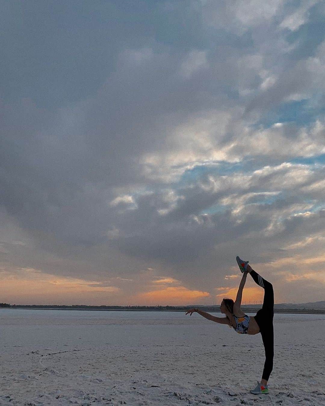 マリナ・デュランダのインスタグラム：「5 Myths about Rhythmic Gymnastics   Myth 1: Rhythmic gymnastics is easy.   It is easy to assume that because people always say "just look at the grace and elegance of the gymnasts fluttering around the carpet", "With a wave of the hand a six-meter-long ribbon drew a pattern of monograms" and "the clubs fly to the ceiling and return right into the hands of the gymnast". But in reality, behind all this it is a lot of hours of hard work giving the perception that the sport is very easy.  Myth 2: Any girl can be a gymnast.   This is not true at all. Rhythmic gymnastics is probably the only sport in which an athlete must combine the two most important qualities: strength and lightness. Predicting the future for young athletes is nearly impossible. Girls begin practicing at age 4 or 5, they will grow and mature - and each will change in her own way.   Myth 3: Gymnasts don't eat.   If they don't eat, where do they get their strength for training? Quality nutrition is vital to a Gymnast, but they keep a very close eye on how and what they eat. Of course, donuts and burgers are not part of an athlete's diet.   Myth 4: Gymnasts have no childhood.   That's not true. Everyone has a childhood, it's just that child athletes have a slightly different one. Despite the great physical exertions, a constant employment, there are also great joys such as: the first successes, the first competitions. In addition, the child forms his or her own social circle, because sports friends are forever.   Myth 5: Gymnasts always wear glitter and makeup.  This is a misconception. Rhythmic gymnasts have a clear uniform routine for training. Generally, most of the time gymnasts train in black uniforms. The colour choice is not only dictated by its utilitarian nature. Thanks to the black uniform, the coach can better see the elements performed by the athlete. And, of course, makeup is not appropriate at great physical strain.  ________________________」