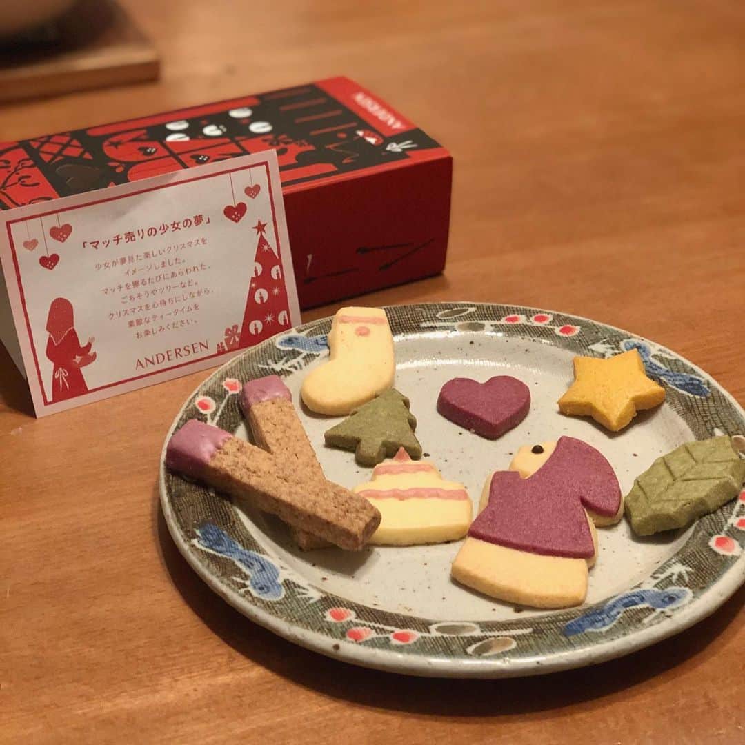末井櫻子のインスタグラム：「🍪🎄⭐️ ． ． 大好きなアンデルセンの童話クッキー☺︎ ． 新しい童話が出るたびにおばあちゃんが買ってくれるんです👵🏻♡ ． ． 今回は「マッチ売りの少女」 かわいくていっつもお皿に並べてから食べるの😌 ． ． ． #アンデルセン #広島アンデルセン #童話クッキー  #マッチ売りの少女  #広島カフェ #広島観光  #クッキー #クッキー缶」