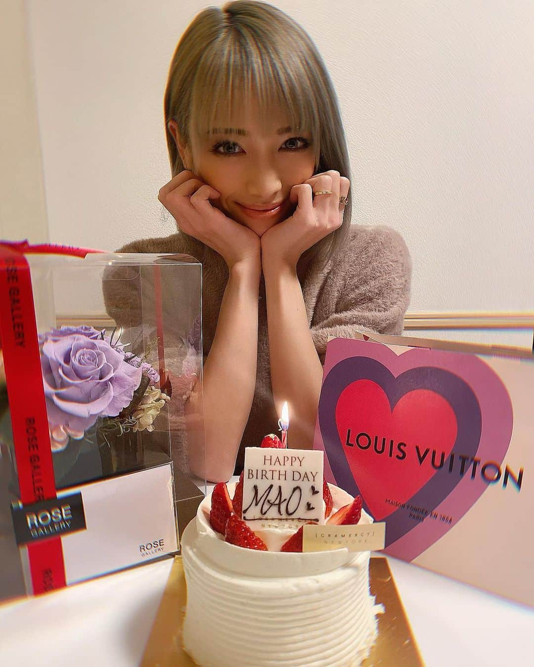 角田麻央さんのインスタグラム写真 - (角田麻央Instagram)「My Birthday💜 今日でまたひとつ歳を重ねました🙏🏽 今年は結婚、出産と本当に幸せなぶん大変なこともありましたがこうして無事に家族と誕生日が迎えられて幸せです😌 31歳も時に忘れがちな感謝の気持ちと初心を忘れずに母として、1人の女性として努力したいと思います。 いつも応援してくれる方々ありがとうございます💘 誕生日祝ってもらうのも今年でもう3回目だね、ありがとう親愛なる人 @djtykoh 🌹 #mybirthday #20201215 #誕生日 #師走 #感謝」12月15日 20時48分 - maotsunoda888