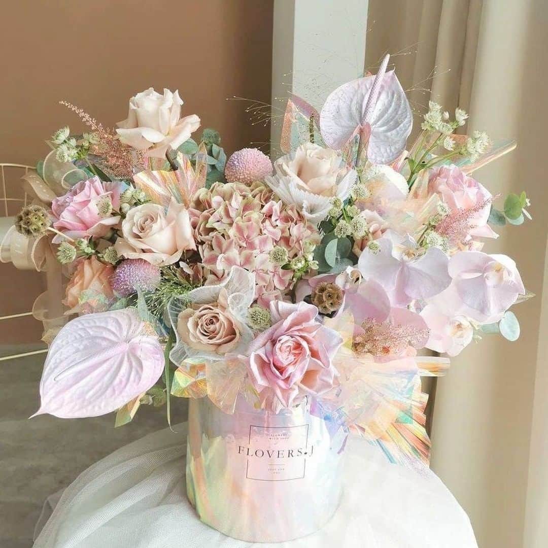 のインスタグラム：「@placolewedding【#DRESSY花嫁 】 【#プラコレ】をつけて投稿&フォローしてね♩ . ＝＝＝＝＝＝＝＝ . 特別な日でもありふれた日常でも.. お花のギフトってとっても嬉しいですよね✨ . 透明感溢れる、カラフルな包装紙をプラスすると より一層お洒落感が増します🌼 ＝＝＝＝＝＝＝＝ 💐 photo by... @flovers.j さん . ＝＝＝＝＝＝＝＝ 『#DRESSY花嫁』『#プラコレ』の ハッシュタグをつけて写真をUPしてね✦ 花嫁アプリ『DRESSY by プラコレ』の 記事に掲載＆リグラムされるかも♩ . みなさまからのいいねや保存 コメントをお待ちしています♥ 「このウェディングドレス可愛い！」 「ヘアスタイルも気になる！！」 「今の花嫁さんの流行りは！？」etc. . ＝＝＝＝＝＝＝＝ 花嫁アプリでは、 プロのアドバイザーに結婚式の相談を何度でも♡ ウェディングドレスの記事や、 自分のウェディングレポを残せちゃう♡” . ＞＞＞TOPのURLからcheck ⋈ @placolewedding ＞＞＞結婚のご相談は プラコレウェディングアドバイザーへ♡ @wedding_adviser ＞＞＞ウェディングレポを残したいなら、 farny by プラコレをcheck ✎ @farny_wedding ＞＞＞ウェディングアイデア＆DIYは ドレシーアイデアcheck ❁ @dressy_idea >>>素敵なドレスに出会いたい花嫁さま♡ @dressyonline_をcheck . ＝＝＝＝＝＝＝＝＝＝＝＝＝＝＝＝ . #プレ花嫁 #卒花 #花嫁 #卒花嫁 #結婚 #結婚式 #結婚準備 #花嫁準備 #weddingtbt #2020冬婚 #2021春婚 #お花のある暮らし #花束 #ギフト #記念日 #記念日ギフト #フラワーアレンジ #flowergift #ブーケ #ウェディングアイテム」