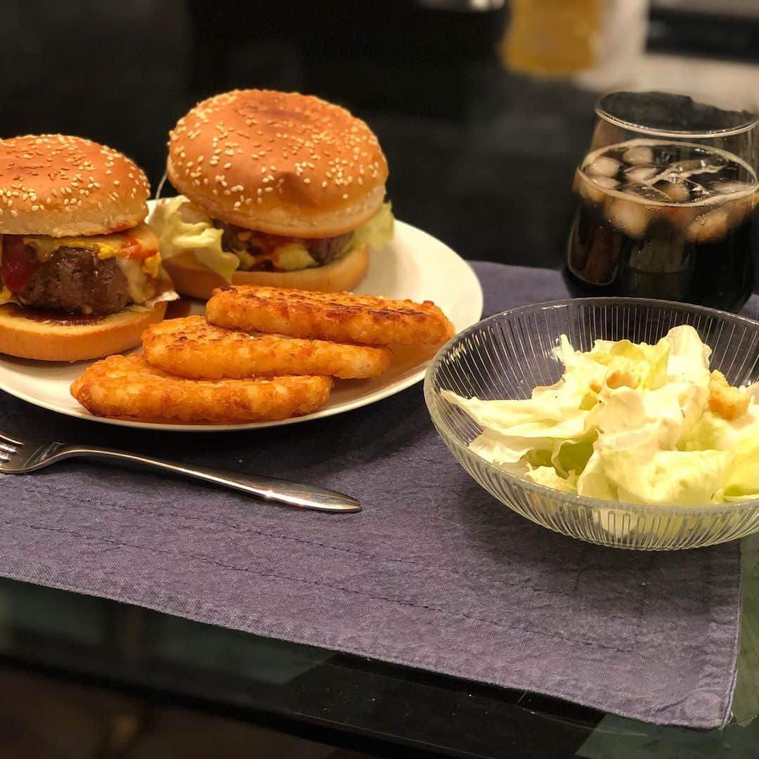 上原健太のインスタグラム：「. やばい。美味い。  バーガー屋さんに なれるかもしれない。笑 コストコで買った赤身88%のパティを使ってハンバーガー作ってみました。  誰かに食べてもらいたい。 いや、ドームで勝手に出したい。笑  #勝手に出店#店舗名募集中#自画自賛#ソースがミソなんです#ステイホーム#自粛の神#ハンバーガー」