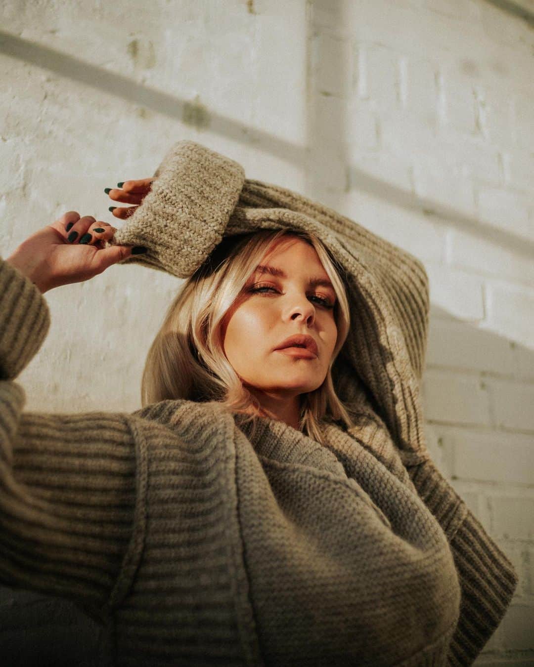 のインスタグラム：「𝐉𝐈𝐍𝐆𝐋𝐄 𝐁𝐄𝐄 🎅🏼✨ - 𝐓𝐀𝐆 𝟏𝟓  a n z e i g e  Heute verlose Ich eine Reise für dich und bis zu 5 weiteren Personen in einem der Parks in der Natur von Center Parcs in Deutschland, Belgien oder den Niederlanden! 😍  𝗜𝗵𝗿 𝗵𝗮𝗯𝘁 𝗯𝗼𝗰𝗸 𝗮𝘂𝗳 𝗲𝗶𝗻𝗲𝗻 𝗨𝗿𝗹𝗮𝘂𝗯 𝗶𝗻 𝗲𝗶𝗻𝗲𝗺 𝗱𝗲𝗿 𝗣𝗮𝗿𝗸𝘀 𝘃𝗼𝗻 𝗖𝗲𝗻𝘁𝗲𝗿 𝗣𝗮𝗿𝗰𝘀 𝘇𝘂 𝗴𝗲𝘄𝗶𝗻𝗻𝗲𝗻 ? 𝗗𝗮𝘀 𝗺ü𝘀𝘀𝘁 𝗶𝗵𝗿 𝘁𝘂𝗻:   1️⃣ Folge MIR  2️⃣ LIKE dieses Bild 3️⃣ Kommentiere einen Emoji (DU kannst auch mehrfach kommentieren, JEDER nimmt teil) 💪🏻   Der Gewinner wird morgen unter meinem Post von 𝐓𝐀𝐆 𝟏𝟔 bekannt gegeben - ihr habt 24 Stunden Zeit, ALSO BEEILT EUCH 😍 Ganz viel Glück! 🖤  Teilnahmebedingungen: www.keinhype.de/teilnahmebedingungen-dagi  ————————————————————————————————— Im gestrigen 𝐉𝐈𝐍𝐆𝐋𝐄 𝐁𝐄𝐄 - 𝐓𝐀𝐆 𝟏𝟒 🎅🏼✨ Türchen, konntet Ihr 20x eine ORIGANALE BEAUTY BAG gewinnen 😏  𝗛𝗜𝗘𝗥 𝗱𝗶𝗲 𝟮𝟬 𝗚𝗲𝘄𝗶𝗻𝗻𝗲𝗿 : @juliaa_kruse  @sxftglam  @stefanie_177  @jessica_wltr  @leonessava @_its._.ella  @sarah.Ing_ @hannah.ptz  @miss_miiichellee @luisaschum  @leasore  @ninakadereit  @juliieslife  @a1licia.g @lauraprosch @xnicoleeyx @viktoria.jz @veronik.ly7 @lenniii.xoxo  @lewo_makeup  Ihr werdet über den Account von @beetique kontaktiert. HERZLICHEN GLÜCKWUNSCH 🖤」