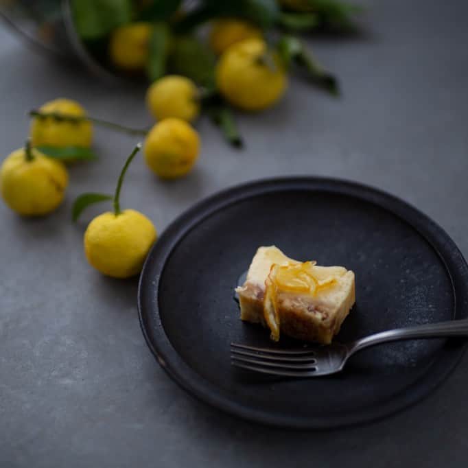 Naomiのインスタグラム：「THE CHEESE TERRINE by BAKE CHEESE TART  濃厚なので、フルーツやジャムとも合います🍊柚子ジャムを添えました。 一切れごとにトッピングをかえて、色々楽しむのもいいですね。 イチゴもおすすめです🍓  本日12月15日より、オンラインショップと一部店舗で発売です。   #チーズテリーヌ #ねっとり ＃ベイクチーズタルト #箱菓子倶楽部 #BAKECHEESETART」