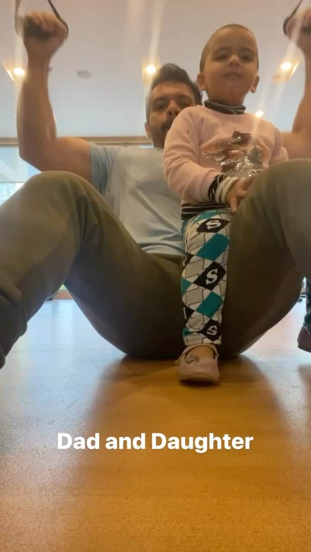 Gaurav Tanejaのインスタグラム：「Baby sitting and bodybuilding togther.. . @rasbhari.taneja #flyingbeast」