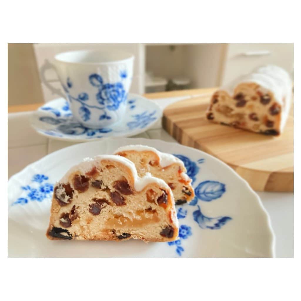 のインスタグラム：「🎄 近づくクリスマス。 この時期になるとあちこちで売られている シュトーレンが楽しみです。 . が、夫はレーズンがあまり好きでないらしく、 私1人で食べることになります。 そんなにたくさん食べるものでもないので、 大きなシュトーレンには手を出せない😂 . 今年はカルディでミニシュトーレンを見つけたので、 それをちびちび頂いています。 「リンゴとシナモン」バージョンです。 . #シュトーレン　#シュトーレン2020 #お茶の時間 #紅茶のある暮らし #おやつの時間 #ティータイム #カルディ #カルディ購入品 #日々の暮らし」