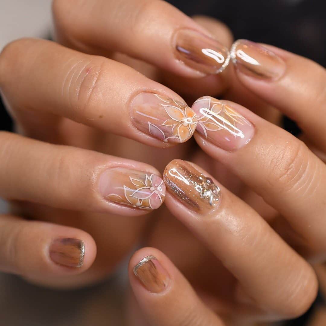 Yuka Maeda ::manicurelistのインスタグラム：「. . Salon data▼ ＝＝＝＝＝＝＝＝＝＝＝＝＝＝＝＝＝＝＝＝ . CADENAS -nail eyelash salon- ●Nail artist  @yuka.maeda  @yuki_cadenas ●eyelash　@cadenaseyelash  ゲストに愛と感動を…♡ . 【 LINE ＠cadenas 】 ご予約/お問い合わせはLINEよりお気軽に🤲 ▶︎▶︎#cadenasnail デザインアップしてます♡  price…★⭐︎Instagram特別キャンペーン中⭐︎★ . 「インスタ見たよ👀」と LINEからご予約で特別プライス7500円！！ . ※ご新規様限定 ※キャラクターや特殊なエレメント等のみ 別途料金いただく場合ございます🙇🏻‍♀️ . . price…初回8000円（オフ込み） access…大阪市北区堂山町16-1  中崎町駅  徒歩5分 /  梅田駅  徒歩6分 . tel… 06-4792-8617 ＝＝＝＝＝＝＝＝＝＝＝＝＝＝＝＝＝＝＝＝ . . .  #中崎町ネイルサロン #梅田ネイルサロン #大阪ネイルサロン #関西ネイルサロン #インスタネイル #instanails #instanail #トレンドネイル #ネイルサンプル #アートネイルデザイン  #ネイルブック #ベージュネイル #ネイルチェンジ #今月のネイル #にゅーねいる #冬ネイル #オレンジネイル  #ネイル大好き #3dネイル #ネイル部 #女子力向上委員会 #女子力 #女子力ネイル #3dnails  #手書きネイル  #paintnails #ナノソル #ナノソルcc  #ナノソル販売店大阪」