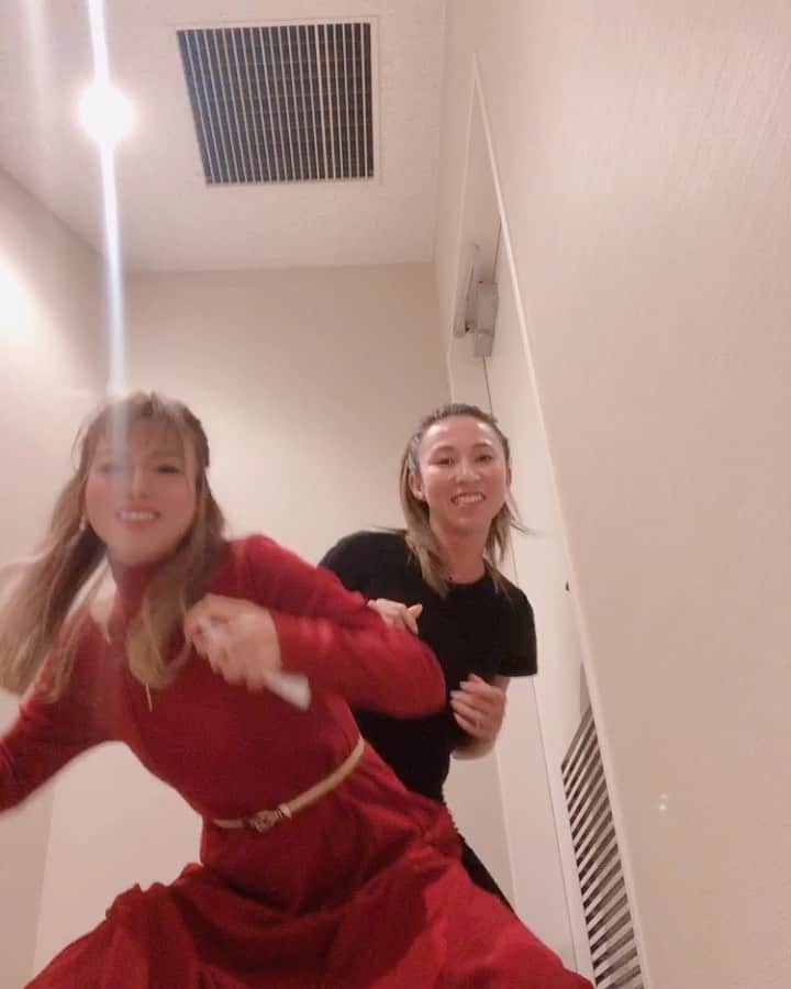 のインスタグラム：「なんでか忘れたけど いつの間にか口ずさんだ 謎の音に謎の動きを添えて😂  でででででででででででででででで ティリリリティリリリティリリリティリリリ ぎゃははははははは ぜーはーぜーはー　ヒー  最後は笑いすぎて、 呼吸困難になって、 床にぶっ倒れた😂😂😂  #ハッピー野郎 #おふざけ隊 #喫煙所からなかなか帰ってこないお友達」