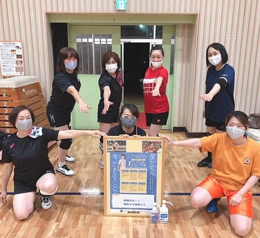 石川祐希のインスタグラム：「＜スタッフより＞ 今日ご紹介するのは、千葉県の一般チーム「こてはし台クラブ」です。みなさん“ママさん”ということで、「家庭🏠が第1！」。ご本人とご家族の体調を常に気をつけながら、無理なく楽しくバレーボールができるようにと「臨機応変！！無理なく頑張ろう」という目標を掲げたそうです。 つい1年前までは、朝起きて「おはよう」だけだった会話が、「元気？調子はどう？」といった、お互いの体調を気遣い合う家族のコミュニケーションが増えたことは、コロナ禍におけるポジティブなこととして大切にしていきたいですね。☺️これからも変わらず健康に、バレーボールを楽しんでください！🌈✨  【感染予防ガイドブックはこちら】 https://www.goodonyou.tokyo/imadekirukoto/  #imadekirukoto  #神戸大学医学部附属病院  #デサント  #descente」