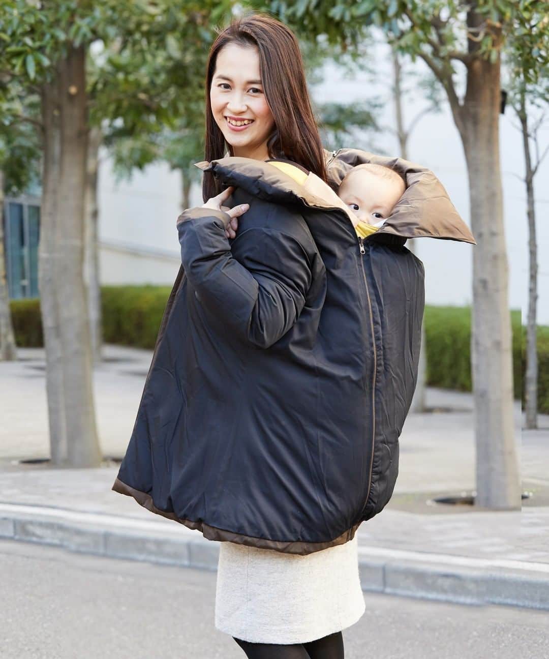 マタニティウェア&授乳服のスウィートマミーさんのインスタグラム写真 - (マタニティウェア&授乳服のスウィートマミーInstagram)「先日、ママコートについてpostしたところお問い合わせとご注文が増えましたので、別のコートもご紹介します❤ 超ロングヒットのこの商品。好評につきリピートリピートで、実はInstagram担当スタッフよりも4年先輩です、、🙆！ おんぶがちゃんとできるか知りたい。。というお声が多かったので、メイン画像に選んでみました👀！  人気の秘密は💡 ✔抱っこもおんぶも対応！ ✔リバーシブルでイメージ2タイプ！ ✔ダウン90％でとにかく軽い！ ✔首元までカバーであったかい！ ✔着ぶくれしないシルエットがいい！ ✔撥水で汚れににくいから、第二子の時も使えた！  着用カラー：カーキ×ブラック 品番：tj1077  このお写真は代官山店🏠（@sweetmommydaikanyama　）のママコート試着会イベントで撮影したものです。 すっぽり包まれているベビちゃんがなんともかわいい👶ママのポージングも完璧で、スタッフがお気に入りの一枚です。 この状況が落ち着いたら、店舗でのオフラインイベントも再開したいです👏 そのときは皆さん、ご参加いただけますか🥺？  #ママコートはスウィートマミー #スウィートマミー #sweetmommy #マタニティ #マタニティー #ママコート #防寒ケープ #だっこひも #抱っこ紐カバー #抱っこ紐コーデ #抱っこ紐ケープ #赤ちゃんとおでかけ #抱っこ紐デビュー #ぷれまま #赤ちゃんと暮らす #2020年12月出産予定 #2021年1月出産予定 #2021年2月出産予定 #令和3年ベビー #出産準備購入品 #ベビーカーグッズ #ままこーで #かわいいママ #マタアカさんと繋がりたい #ママ応援 #妊婦ファッション #妊娠日記 #ママカジュアル #冬支度始めました #防寒コーデ」12月15日 21時00分 - sweetmommyofficial