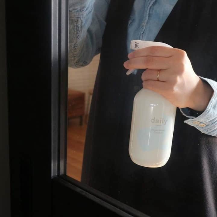 ムクリ［mukuri］さんのインスタグラム写真 - (ムクリ［mukuri］Instagram)「鏡面ガラスや室内窓のお手入れにぴったり、dailyガラス&ミラークリーナー  冷蔵庫やカップボード、室内窓など 使用頻度の高い場所は指紋や汚れが気になります。 拭き上げれば綺麗ですが、 毎日使うからこそ汚れは避けられません。  中性で洗浄成分を抑えたクリーナーは 拭きムラも少なく鏡面素材のお手入れにはぴったりです。  ご使用者さんの声、紹介させてください＾＾  ----------------------------------- @mukuri_official さんで コラムを書かせていただいていますが ムクリさんには、年末のお掃除や お部屋づくりなど参考になる記事が たくさんあります。  @daily_mukuri さんのガラス&ミラークリーナーを いただきましたので、早速お試し。 リビングのガラスは透明のため、 汚れが目立つ場所です。 2度拭きしなくても 汚れが落ちてすっきりクリアなガラスに。  そして実はかなり気になる 冷蔵庫の鏡面ガラス部分。 料理の途中で触ったりするので汚れが目立つんです。 このクリーナーを使ってさっと拭くだけで、ピカピカに✨ 日々のお手入れで キレイを保ちたいものです。 -----------------------------------  @happa_to_ie さん ありがとうございます😊  新築やリノベで室内窓採用される方増えてきましたよね。 dailyのマルチクロスと組み合わせは本当にオススメです。  ▶お買い求めは @daily_mukuri プロフィールのURL または、投稿画像をタップ！  ▶︎年末年始のご案内 ※12月28日〜1月4日までお休み ※12月25日の朝8時までのご注文確定分を年内出荷とさせていただきます  #dailymukuri または @daily_mukuri にタグ付けいただいた中から、インスタグラムでご紹介していきます😌 （キャプション：編集長）  #おとなのリフォーム #リフォーム #リノベーション #リノベ #人生は一度きり #暮らしを楽しむ #暮らし #暮らしを整える #シンプルな暮らし  #シンプルライフ #ミニマルに暮らしたい #ちょうどいい暮らし  #シンプリスト#くらしの編集#ムクリ#dailymukuri」12月15日 21時00分 - mukuri_official