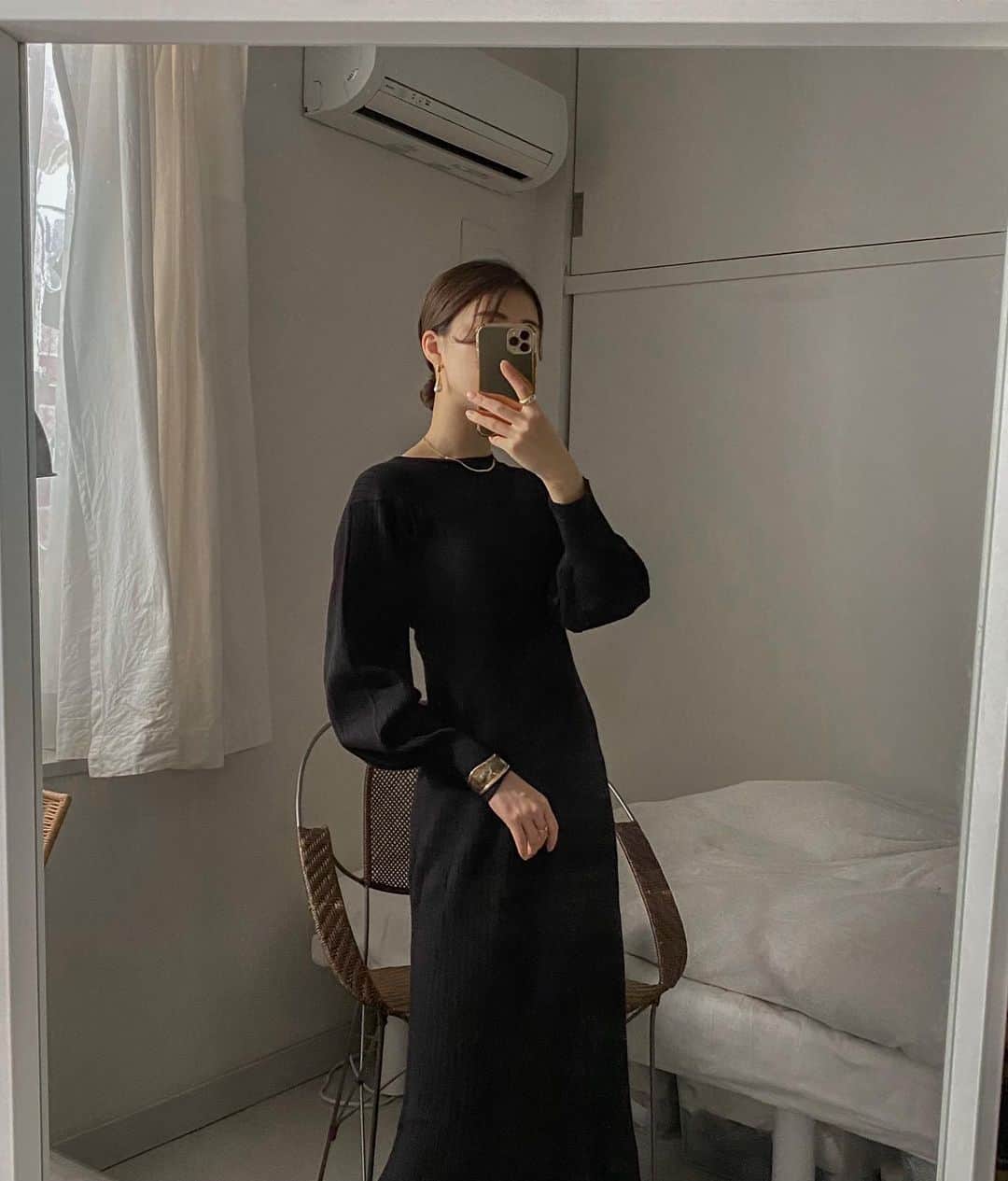 影山可蓮のインスタグラム：「・ ・ Ootd ☕️ ・ ・ ブラックニットワンピでシンプルな日💭 細見えウエストでお気に入りのアクセが映えるし、前後ろで2way💭 ・ 🏷 DRESS @lagunamoon_com  ACC @aroq_official  ・ ・ #outfit #ootd  #instafashion #minimalstyle #minimalfashion #classicstyle #simpleoutfit #everydaylook  #コーデ #コーディネート #今日のコーデ #私服  #karen_k_outfit」
