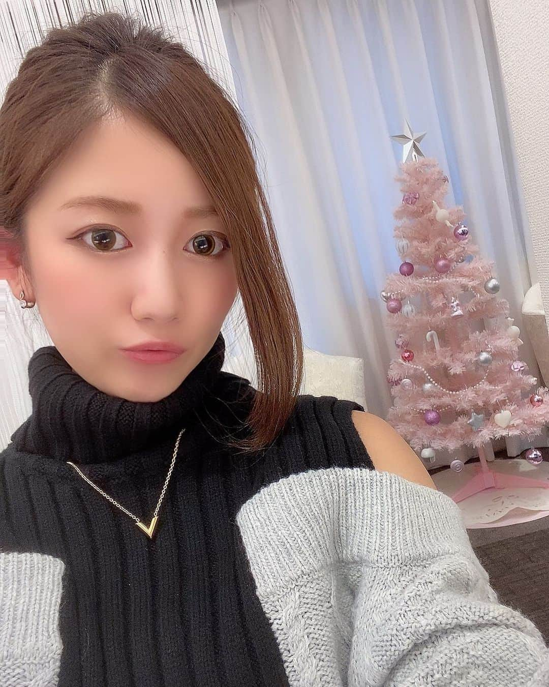 あやなさんのインスタグラム写真 - (あやなInstagram)「最近どこに行ってもクリスマスソング流れてる🎄 今年はサンタに何もらえるかな〜🙄笑 . . しかももうすぐ年越し… 1年早いな🙃🙃🙃 今年はコロナで1年終わったね🦠 . . #12月 #もうすぐクリスマス #クリスマスツリー  #サンタさん #プレゼントください #🎄 #🎅🏻」12月15日 21時02分 - aya_23.k