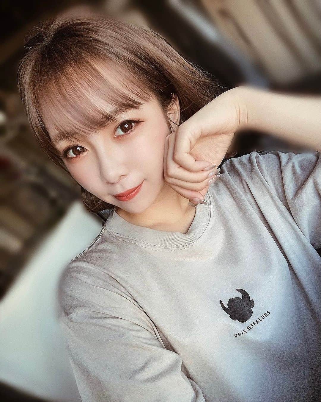 のインスタグラム：「さっむ〜〜いですね🥶❄️﻿ 全然寒くなさそうな写真ですみません(笑)﻿ ﻿ ﻿ ﻿ BPBは見て頂けましたか？？☺︎︎﻿ ﻿ ﻿ 『BsGirlsTalk﻿ ～MIYU、YURINA、AMANE～後編』が﻿ アップされました🖤🦄🐼﻿ ﻿ ﻿ ﻿ YURINAとAMANEのことを﻿ 沢山知れました♡﻿ ﻿ ﻿ ﻿ 皆様もぜひ3人の事を﻿ 知ってくださいね( ´ `*)♩﻿ ﻿ ﻿ ﻿ 感想お待ちしてます✨✨﻿ ﻿ ﻿ ﻿ ﻿ 明日も寒いので﻿ 暖か対策万全で過ごしましょう😌﻿ ﻿ ﻿ ﻿ ﻿ #オリックス #Bs2020 #BsGirls #オリ姫﻿ #野球 #プロ野球 #オリックスバファローズ #超革新系﻿ #野球女子　#野球好き　#京セラドーム大阪　﻿ #オリ姫コーデ #Tシャツ #Tシャツコーデ﻿ #冬コーデ #セーター #冬メイク #코디　#패션﻿ #baseball #ORIX #Buffaloes #BINNOVATION﻿ #MIYU #miyu_337  #🐼 ﻿」