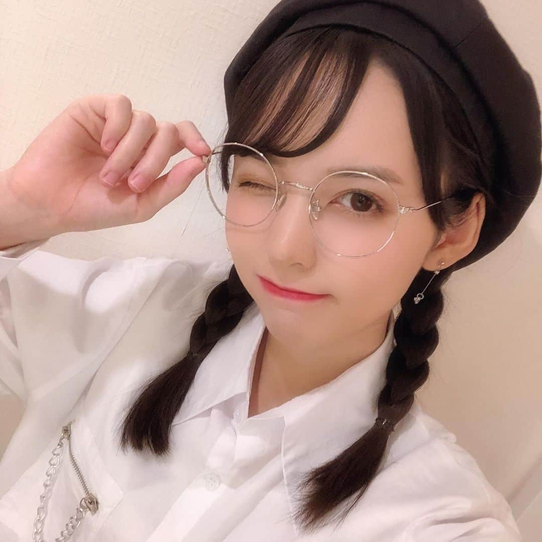 村西里世のインスタグラム：「😉👓✨ #モノトーンコーデ #白黒コーデ #メガネコーデ #メガネ女子 #ベレー帽 #三つ編み #お洒落さんと繋がりたい #おしゃれさんと繋がりたい #自撮り #自撮り界隈 #自撮り女子 #セルカ #セルフィー #セルフィー女子 #옷스타그램 #패피 #패션스타그램 #코디스타그램 #멋스타그램 #셀카 #셀피 #셀카그램  #셀스타그램 #얼스타그램 #japanesegirl #selfie #selfiegirl #selfiegram #fashiongram #instafashion」