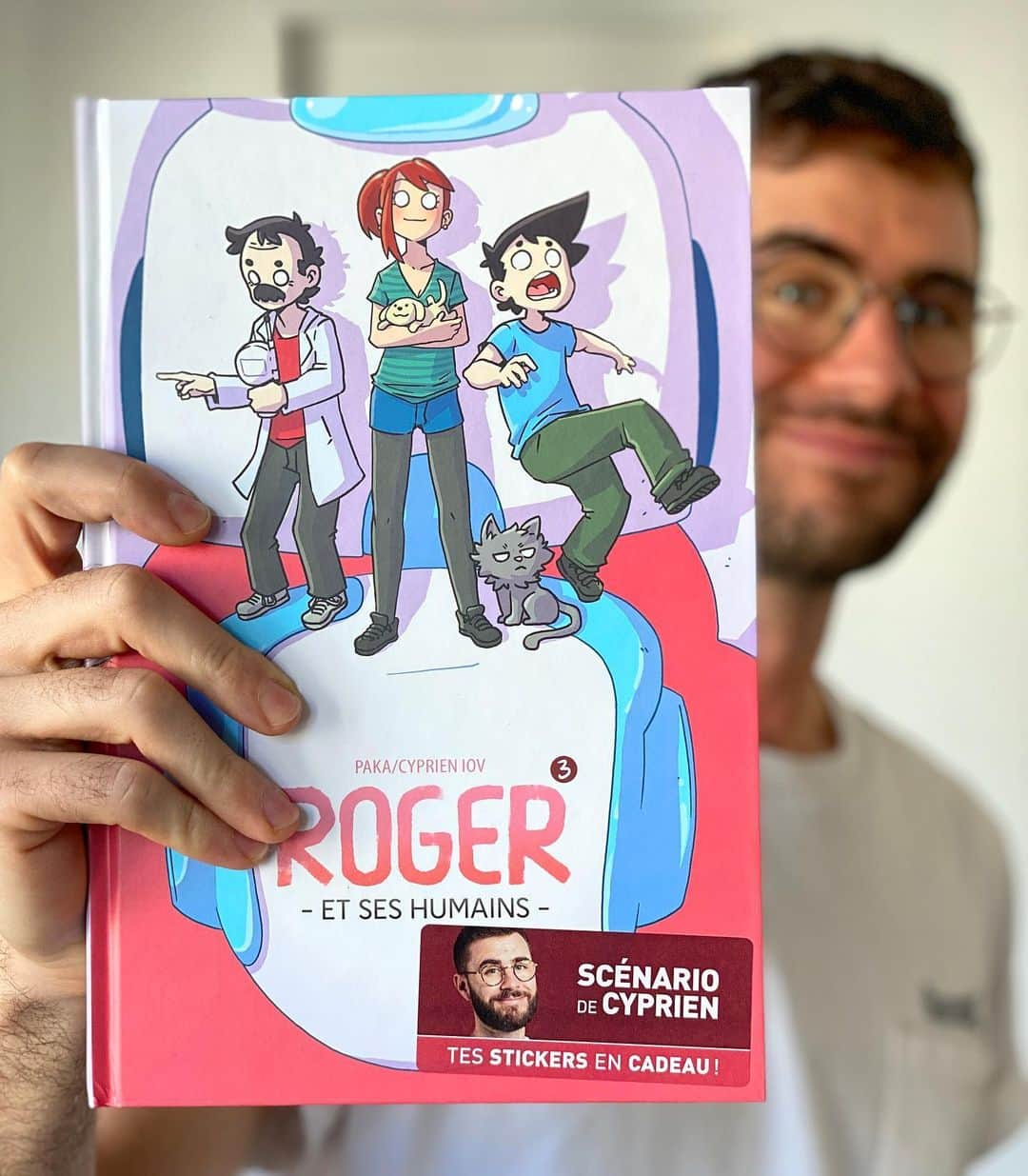 Cyprienさんのインスタグラム写真 - (CyprienInstagram)「🎁🎄Je fais pas de CONCOURS pour gagner ma BD Roger et ses humains 🤖📚 Pour PARTICIPER, inutile de :  ➡️ liker la photo ➡️ me follow @6pri1 ➡️ taguer un ami  Il suffit de vous rendre dans une librairie ou la commander en ligne 👍」12月15日 21時06分 - 6pri1