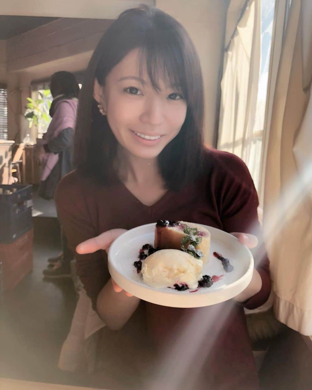 熱田久美さんのインスタグラム写真 - (熱田久美Instagram)「🍽kong tong / 三宿〔東京〕 ------------------- 過去pic…🥨 帰り道に写真アルバムを遡ってたら発見した写真！ これはなんと、3年前のちょうど今頃です😂😂😂 ここのカフェは日当たりも良くて 落ち着いた雰囲気で癒される空間だったのを覚えてます。 ランチでしか行ったことないけど、 本格的な美味しいランチが出てくるよ🤲 チーズケーキも最高だった🤍(2枚目) また行きたいな☕*° ・ #かふぇ #かふぇすたぐらむ #かふぇめぐり #カフェ好きな人と繋がりたい #チーズケーキ #三宿カフェ #隠れ家カフェ  #チーズケーキ好き #3yearsago #若い」12月15日 21時06分 - kuumi1125