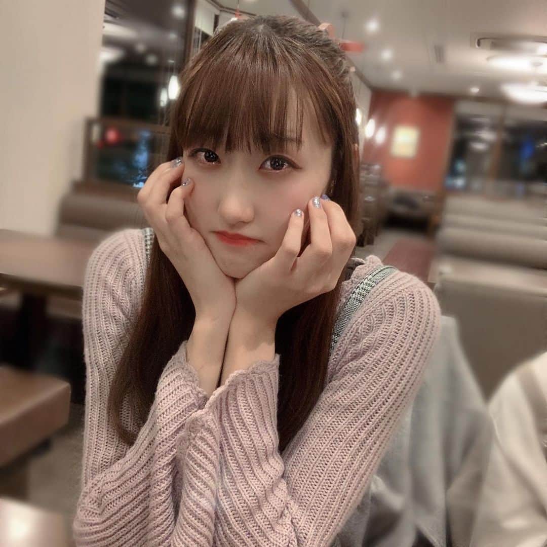 Dorothy Little Happyのインスタグラム：「ねぇねぇ～|ω･)وﾞ ㌧㌧ 好きな物頼んでいい🥺？  りなちーとカフェ気分な写真を とってくれました☕*° 《📸こはくフォト》  里菜☺️  #りなちーとカフェ #カフェデート #あざとい系女子 #ネイル」