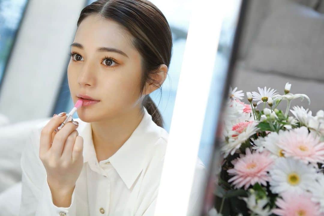 浪花ほのかのインスタグラム：「PURE GLOW Spring 2021 Collection😍😍 春の色、透明感が素敵で大好きなの！ 見てるだけで幸せでした😍😍  #トリオブリックパレット #ディオールスティックグロウ  @diormakeup」