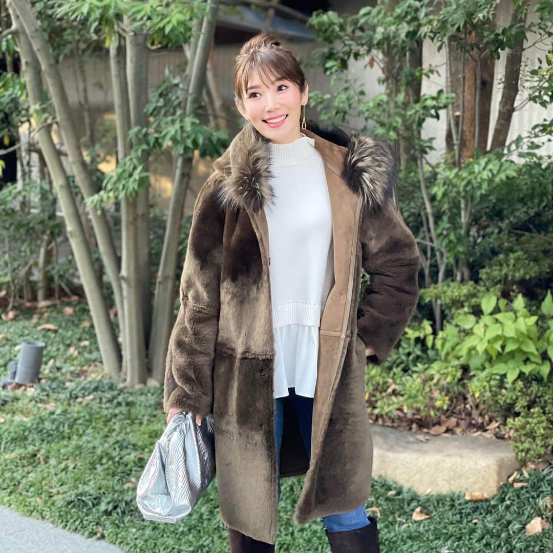 吉田美紀さんのインスタグラム写真 - (吉田美紀Instagram)「・ ・ 日に日に寒くなりますね🥶 あったかアウター必須の季節に… ・ アウターなしの写真ばかり載せてしまいますが 時々、今の季節らしい写真も載せていきます♫✳︎ ・ こちらは昨年購入した @yves_salomon のムートン。 リバーシブルで着られてとにかく温かいのが嬉しい♡ ・ @lialapg のデニムはブーツインもしやすいです◎ もうすぐXSも登場します！ ・ #coordinate #outfit #ootd #look #style #fashion #wardrobe #instagood #instafashion #コーディネート #ファッション #ママコーディネート#ママコーデ #ママファッション #アウターコーデ」12月15日 21時13分 - miki__yoshida