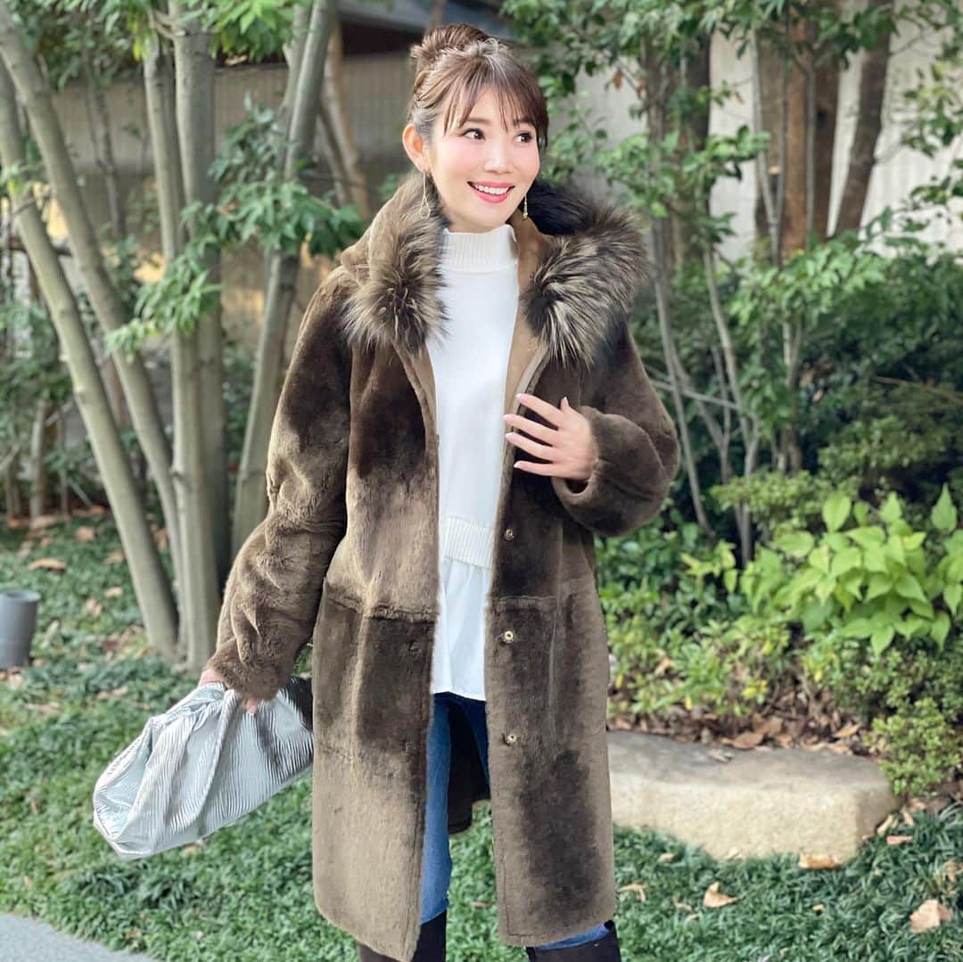 吉田美紀さんのインスタグラム写真 - (吉田美紀Instagram)「・ ・ 日に日に寒くなりますね🥶 あったかアウター必須の季節に… ・ アウターなしの写真ばかり載せてしまいますが 時々、今の季節らしい写真も載せていきます♫✳︎ ・ こちらは昨年購入した @yves_salomon のムートン。 リバーシブルで着られてとにかく温かいのが嬉しい♡ ・ @lialapg のデニムはブーツインもしやすいです◎ もうすぐXSも登場します！ ・ #coordinate #outfit #ootd #look #style #fashion #wardrobe #instagood #instafashion #コーディネート #ファッション #ママコーディネート#ママコーデ #ママファッション #アウターコーデ」12月15日 21時13分 - miki__yoshida