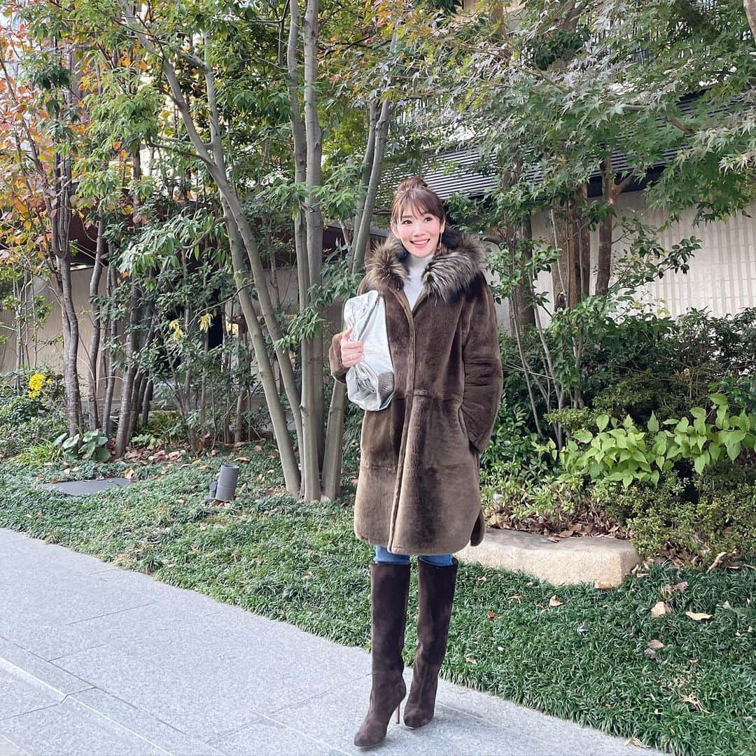 吉田美紀さんのインスタグラム写真 - (吉田美紀Instagram)「・ ・ 日に日に寒くなりますね🥶 あったかアウター必須の季節に… ・ アウターなしの写真ばかり載せてしまいますが 時々、今の季節らしい写真も載せていきます♫✳︎ ・ こちらは昨年購入した @yves_salomon のムートン。 リバーシブルで着られてとにかく温かいのが嬉しい♡ ・ @lialapg のデニムはブーツインもしやすいです◎ もうすぐXSも登場します！ ・ #coordinate #outfit #ootd #look #style #fashion #wardrobe #instagood #instafashion #コーディネート #ファッション #ママコーディネート#ママコーデ #ママファッション #アウターコーデ」12月15日 21時13分 - miki__yoshida