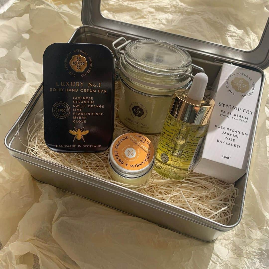 Alisaのインスタグラム：「winter skincare☕️  @ens.jpn   ストーリーやリールでも何度かあげたけど ここ最近一番出会えてよかったブランド ”エディンバラナチュラルスキンケア” 一足お先にクリスマスプレゼントを頂きました🎄  赤ちゃんから使えて化学成分を 一切含まないスキンケア用品を 作りたいという思いから生まれた スコットランド発100%ハンドメイドな ナチュラルコスメブランド  ーitem listー  ☑︎ボディバター ☑︎ハンドクリームバー ☑︎シンメトリー フェイスセラム ☑︎リップバーム  １ヶ月近くしっかり使った感想は、、、 とにかくどのアイテムもこっくり保湿を してくれて乾燥の辛いこれからの時期向け  そしてどれも香りのブレンドに こだわっていて上品で濃厚な香り ジャスミンやオレンジ、ラベンダーなど フレッシュな香りで最高に癒される〜  ハンドクリームバーやボディーバターは 使い終わっても違う目的で使えるような 可愛い容器で作られていてプラスチックを 使わない主義な点もエコだし これからの時代に合っていて素敵だよね🌍  スキンケアルーティンの使い方としては 朝晩フェイスセラムを導入オイルとして使って、 寝る前の保湿でリップバーム、ハンドクリームバー、 ボディーバターをフルセットで❤︎  私は特にフェイスセラムがお気に入りなんだけど 普段どうしてもオイルに敏感になりがちな 私の肌でも痒くならず使えたのが本当に嬉しい！ これ使うようになって本当に乾燥による 肌荒れ知らずになってきた✨  こんなにこだわって作られていて 満足度も高いのに、お値段もとっても お手頃なのにびっくり！ ハンドクリームバーはお友達への プレゼントにも喜ばれそう❤︎  最近なかなかインスタあげてなかったけど お気に入りアイテムを見つけることが できたから久しぶりに(笑)  毎回言うけど来年からはもうちょっとラフに 更新頻度あげれたらいいな、、😂  #エディンバラナチュラルスキンケア#オーガニックコスメ#スキンケア#アリサコスメ❤︎」