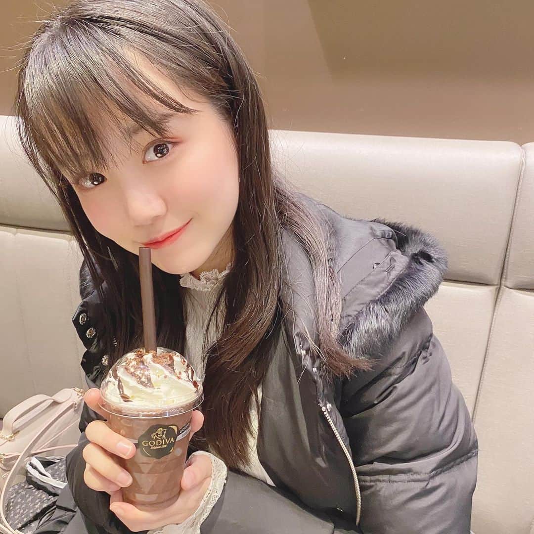 村田万葉のインスタグラム：「🍫 レッスン終わりのご褒美🤤🤤🤍 ・ ・ ❤︎ショコリキサー ダークチョコレートブラウニー❤︎ ・ ・ とってもおいしかったです❕ ・ #ショコリキサー #ダークチョコレートブラウニー　#godiva #ゴディバ」