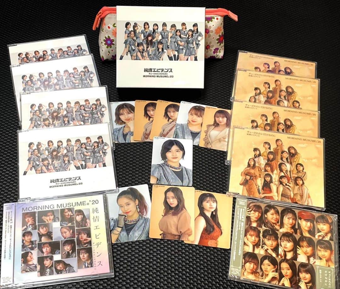 のインスタグラム：「モーニング娘。'20 『純情エビデンス/ギューされたいだけなのに』 リリースおめでとうございます！！ モーニングらしいガチEDMなダンスサウンド最KOOです！！我が家のフラゲ　DO DANCE！！  #加賀楓  #譜久村聖  #生田衣梨奈  #石田亜佑美  #佐藤優樹  #小田さくら  #野中美希  #牧野真莉愛  #羽賀朱音  #横山玲奈  #森戸知沙希 #北川莉央  #岡村ほまれ  #山﨑愛生  #純情エビデンス  #ギューされたいだけなのに  #morningmusume20  #モーニング娘20  #ハロプロ  #DJKOO」