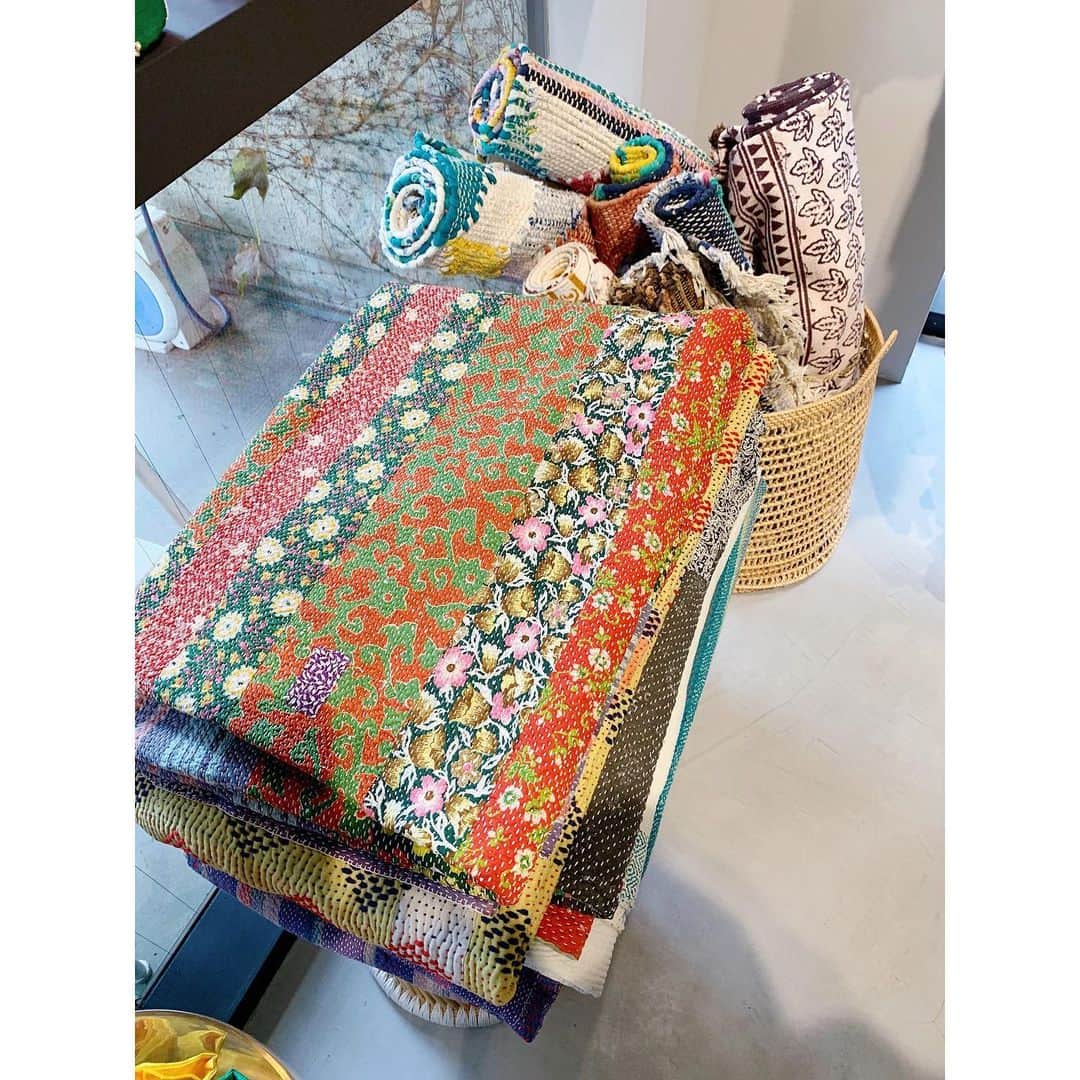 川島幸恵さんのインスタグラム写真 - (川島幸恵Instagram)「🧵🧵🧵﻿ ﻿ 大好きなインドのカンタ刺繍♡﻿ ﻿ ﻿ #india #embroidery﻿ #kanthaembroidery #rug #flowerprint﻿ #colorful﻿ #interior」12月15日 21時19分 - sachie118