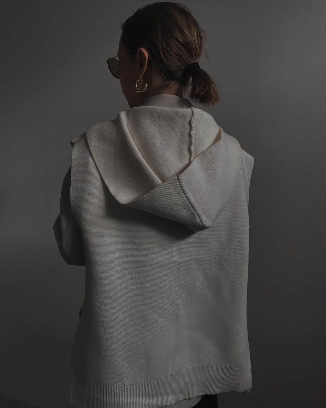 黒石奈央子さんのインスタグラム写真 - (黒石奈央子Instagram)「いつもより早めに一月商品をアップしていきますよ！  というのも、一月アイテムは特に個人的に可愛いのが多いんだけど再入荷が工場の問題で難しいので欲しい！可愛いと思ったらいいねを押してください🙋‍♀️  今のうちに再生産の参考にします！  origami hem sk ¥16500 1/19 knit vest set shirt jk ¥22000 1/5 .  こちらのスカートも買おうか迷っているなう。ランダムにタックを入れて裾にボリュームが出るように作ったスカートで、ウエストはスーツでも使うストライプな素材をドッキングして切り替えてみた！  @ameri_shinjuku @amerivintage @ameri_daikanyama @ameri.shinsaibashi #ameri#amerivintage #fashion #vintagefashion #coordinate#ootd#outfit#osanposnap #705_outfit #大人ファッション #大人コーディネート #大人スタイル #modestyle #modefashion#modecasual」12月15日 21時19分 - blackstone705