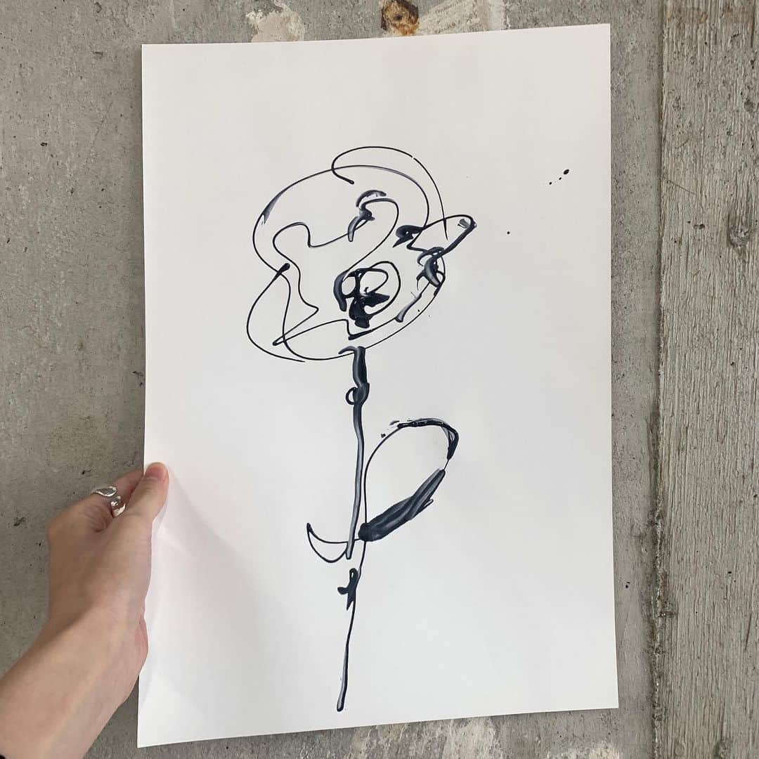 泉見祐希のインスタグラム：「. . しゅんかんさん( @shun_sudo )の個展にお邪魔して、厚かましくも絵も描かせてもらいました。 こういうお花の絵をずっと描きたくて今までボールペンで描いたこともあったけど、全然違くって。先生の魔法がかかると一気にアートに近づいた気が。お粗末さまですが🙃これに限らずの話だけど、方法を知るって大きな一歩だなーって思った。はぁ楽しかったなー。(余韻)心が満たされました。🌹🌼✨」